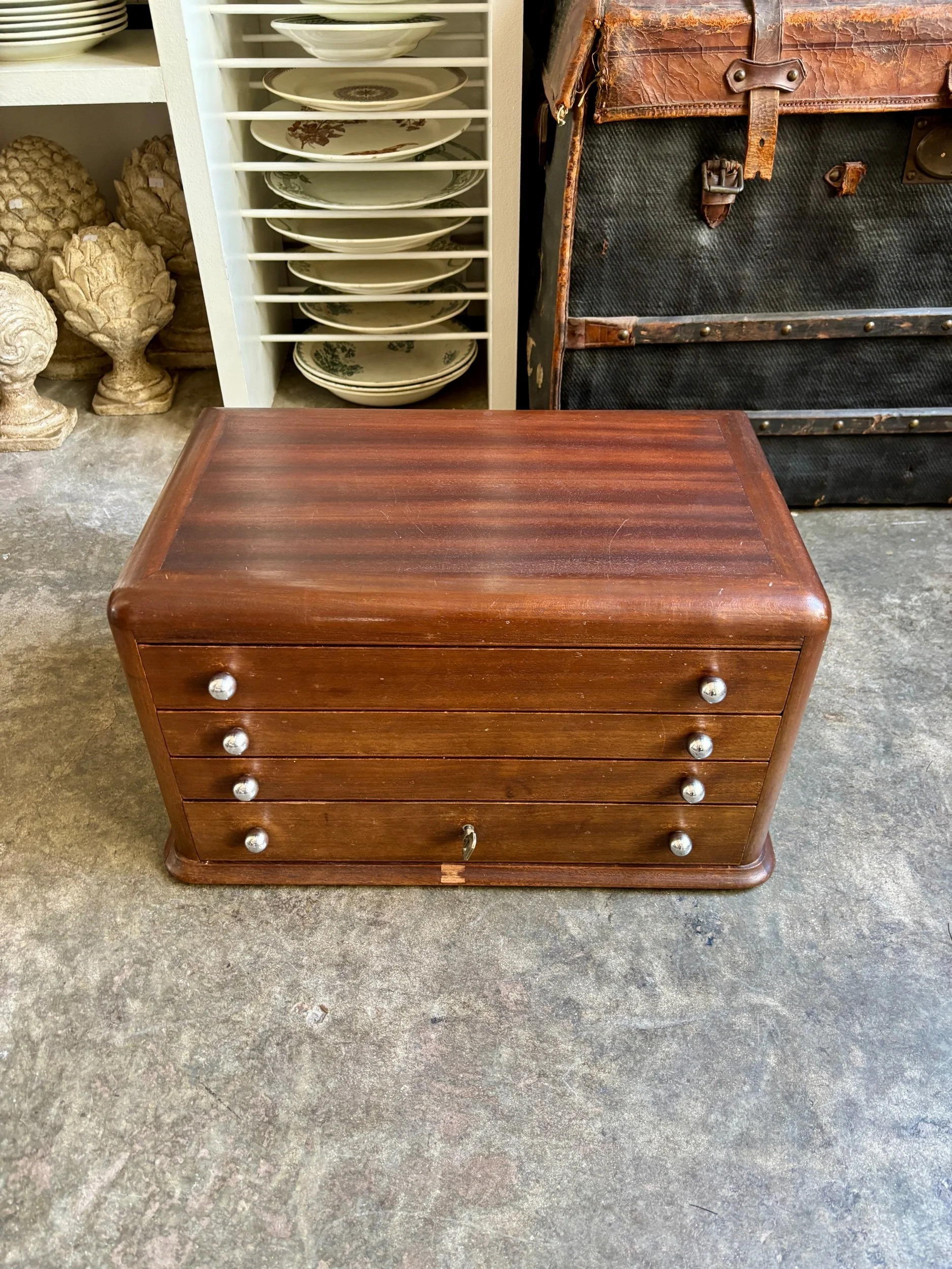 petit-meuble-rangement-art-deco-4-tiroirs-bois-fonce-papier-peint-antoinette-poisson-vintage-axs-design-paris-france