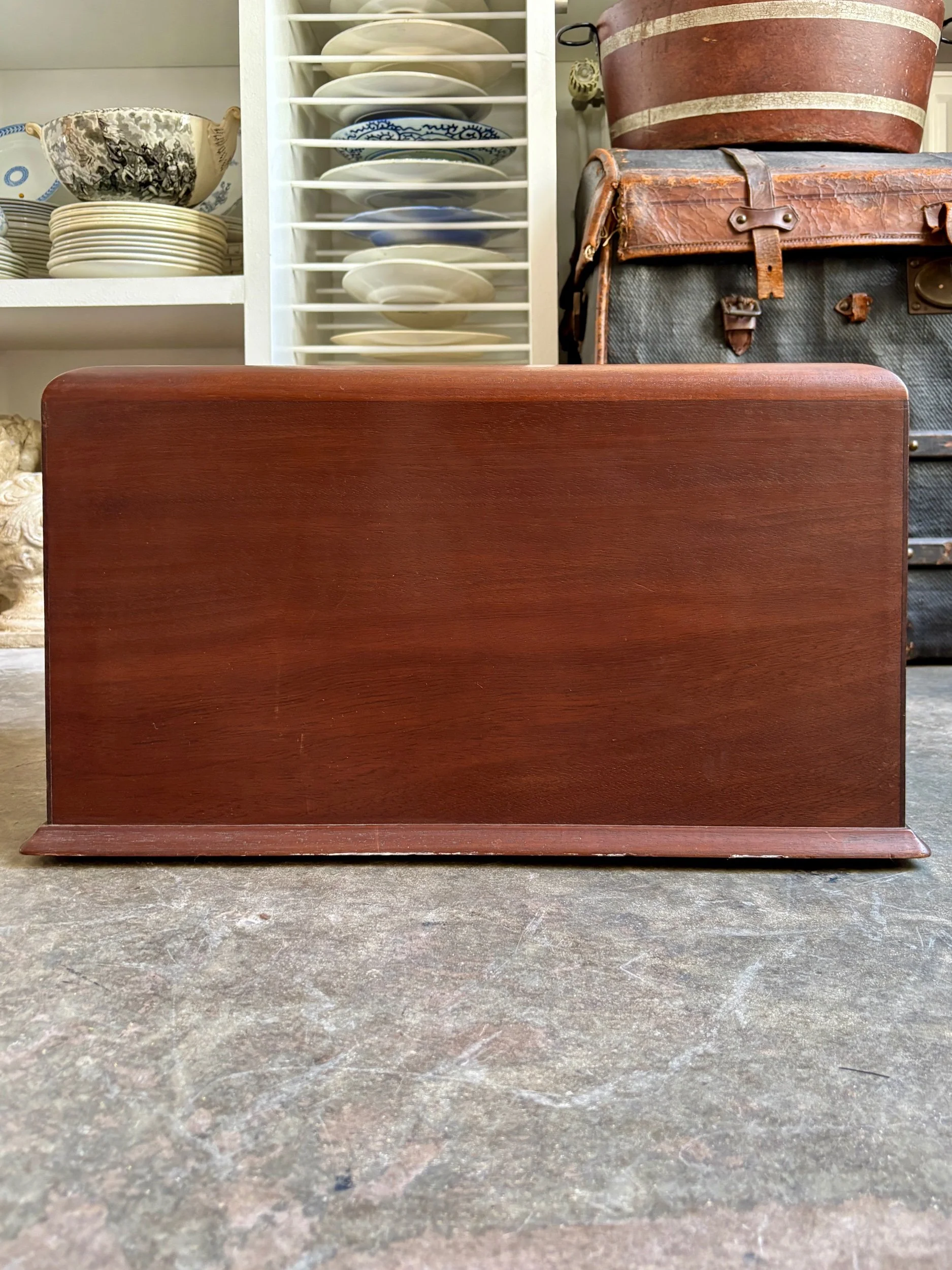 petit-meuble-rangement-art-deco-4-tiroirs-bois-fonce-papier-peint-antoinette-poisson-vintage-axs-design-paris-france