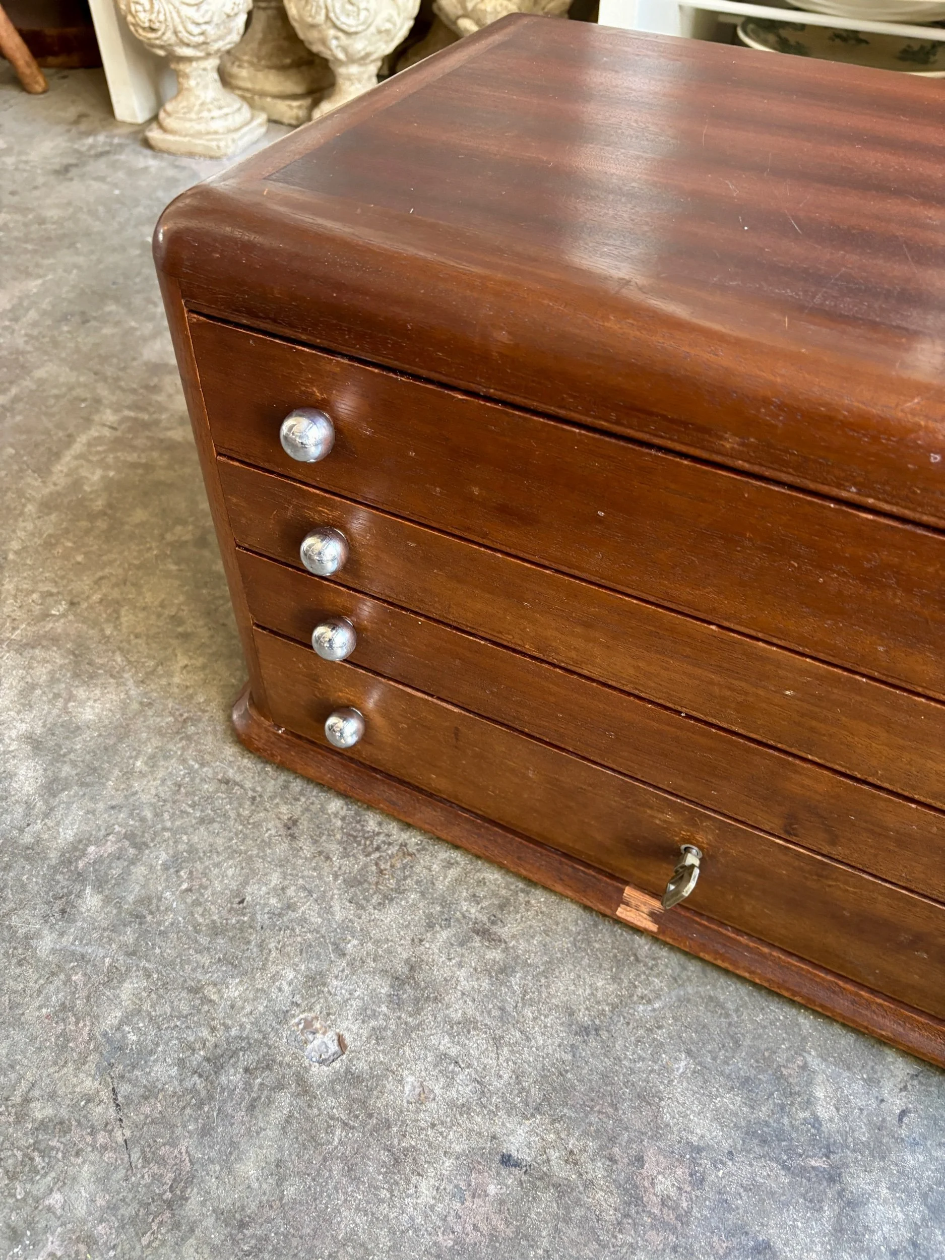 petit-meuble-rangement-art-deco-4-tiroirs-bois-fonce-papier-peint-antoinette-poisson-vintage-axs-design-paris-france