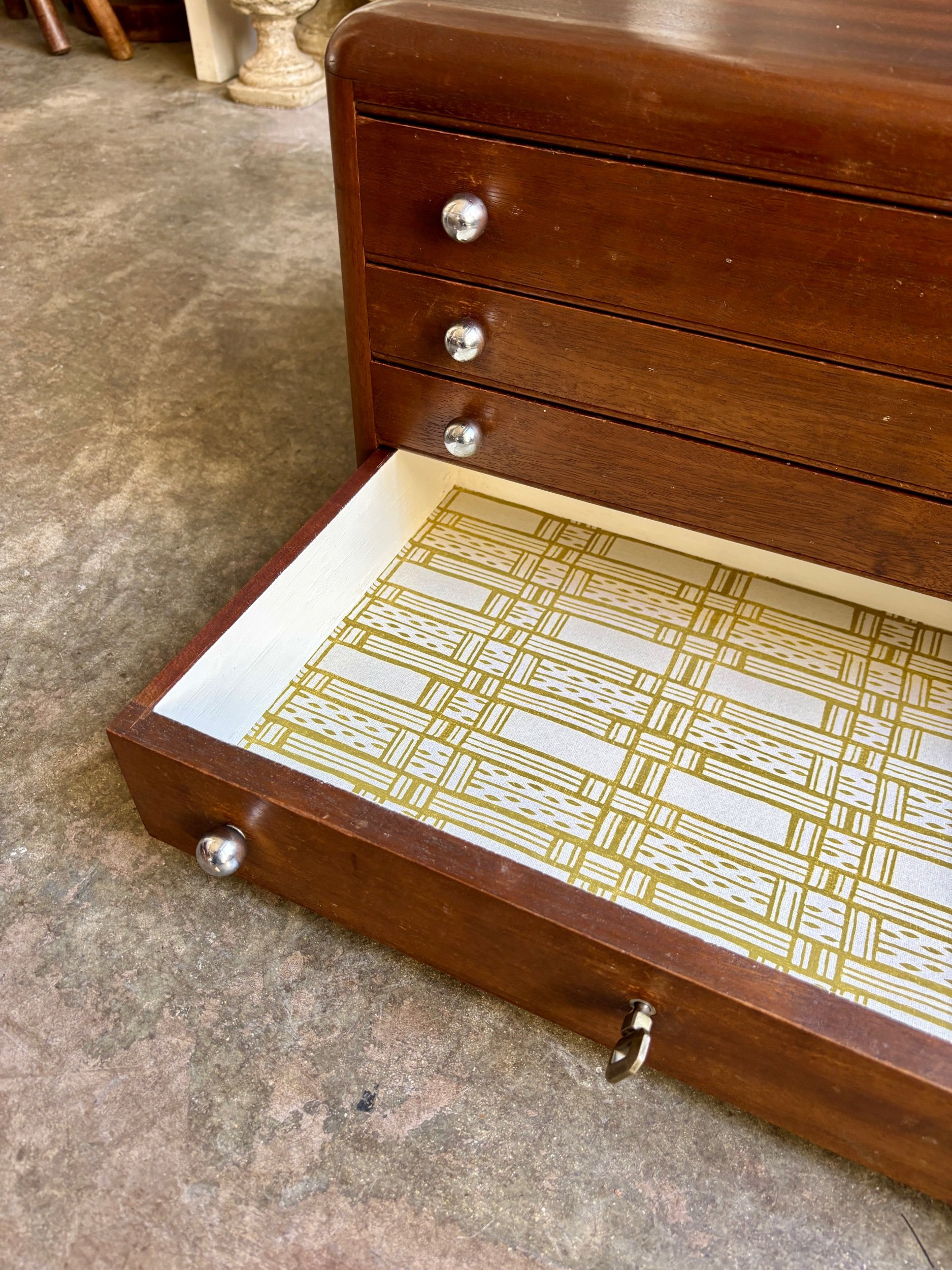 petit-meuble-rangement-art-deco-4-tiroirs-bois-fonce-papier-peint-antoinette-poisson-vintage-axs-design-paris-france