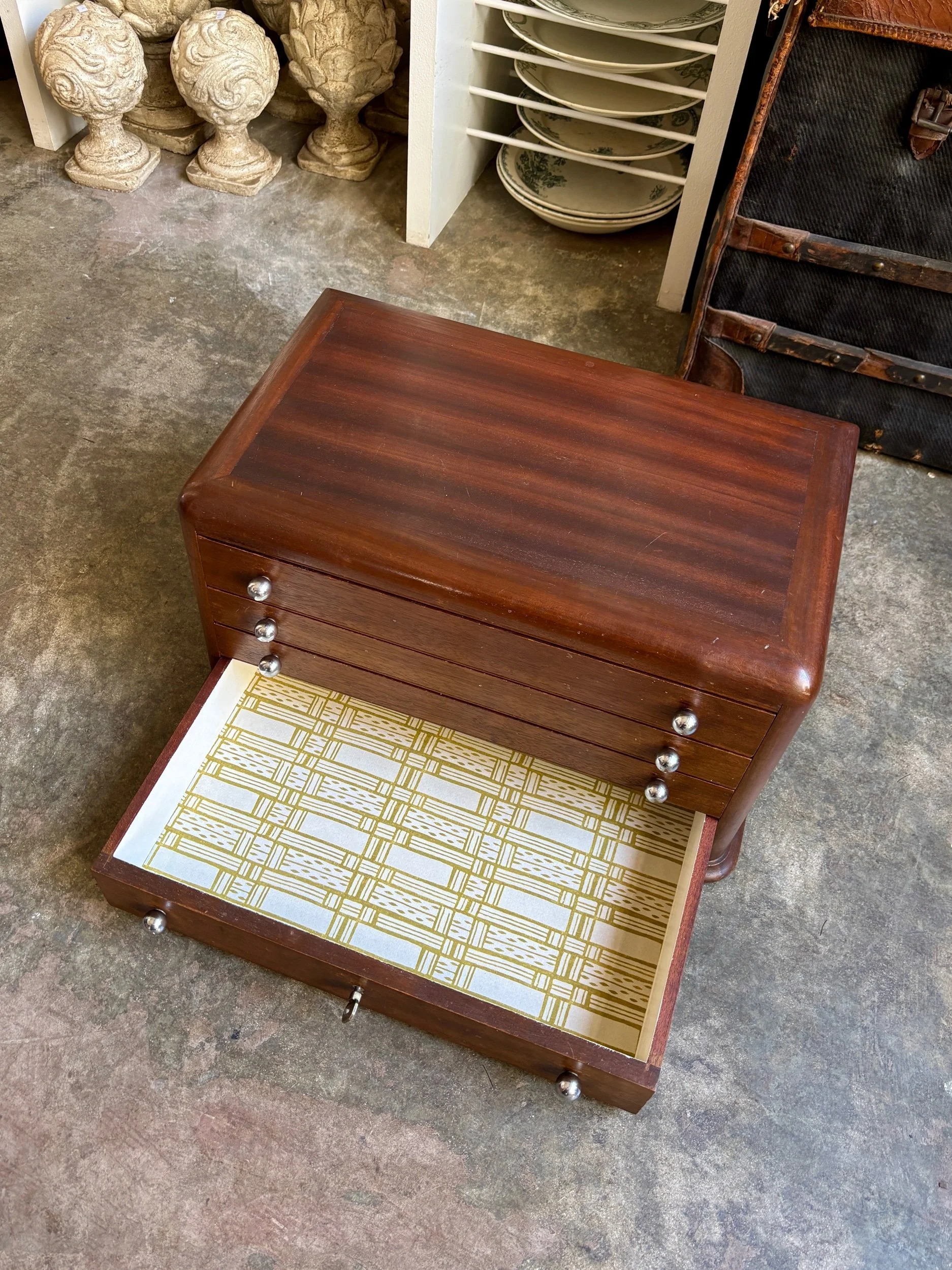 petit-meuble-rangement-art-deco-4-tiroirs-bois-fonce-papier-peint-antoinette-poisson-vintage-axs-design-paris-france