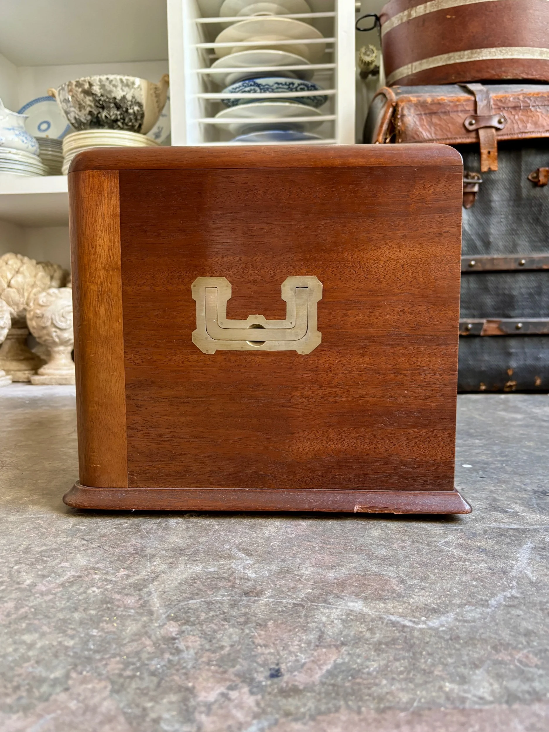 petit-meuble-rangement-art-deco-4-tiroirs-bois-fonce-papier-peint-antoinette-poisson-vintage-axs-design-paris-france