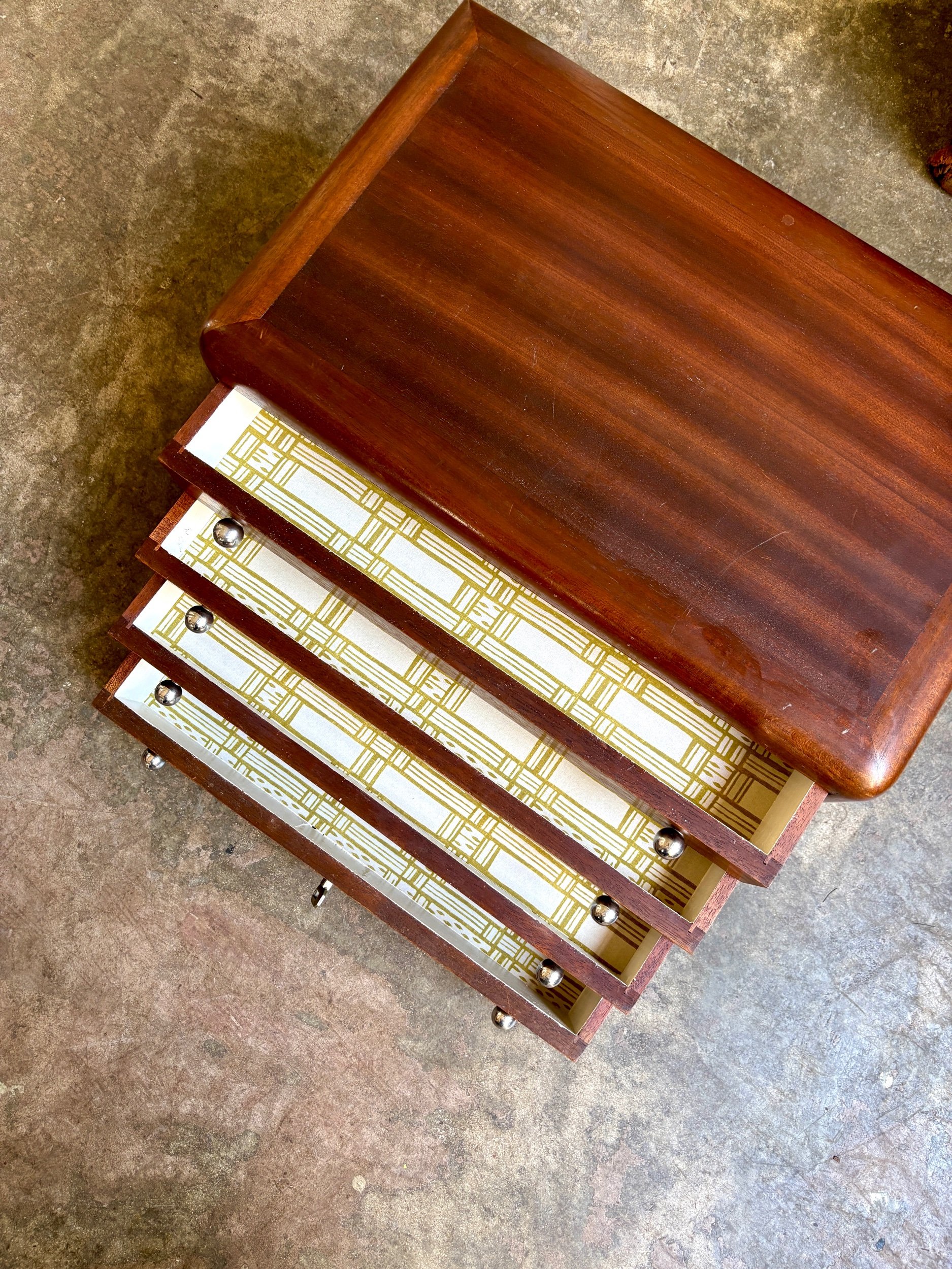 petit-meuble-rangement-art-deco-4-tiroirs-bois-fonce-papier-peint-antoinette-poisson-vintage-axs-design-paris-france