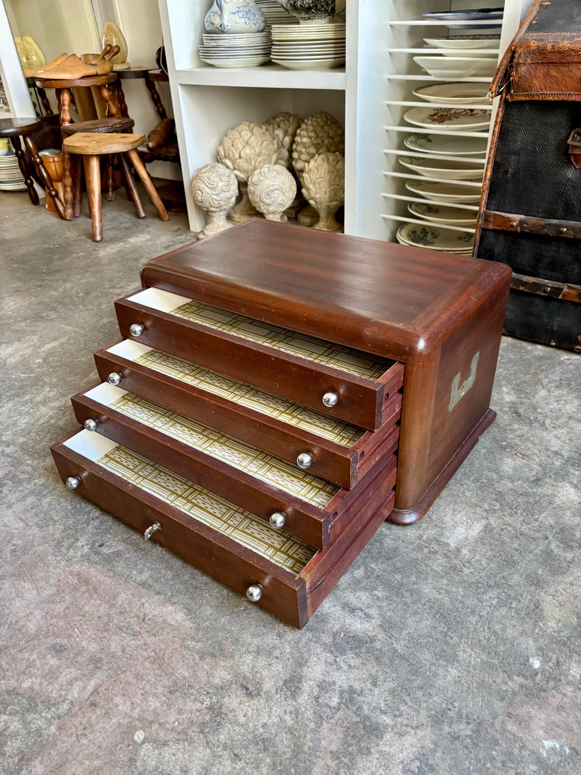 petit-meuble-rangement-art-deco-4-tiroirs-bois-fonce-papier-peint-antoinette-poisson-vintage-axs-design-paris-france
