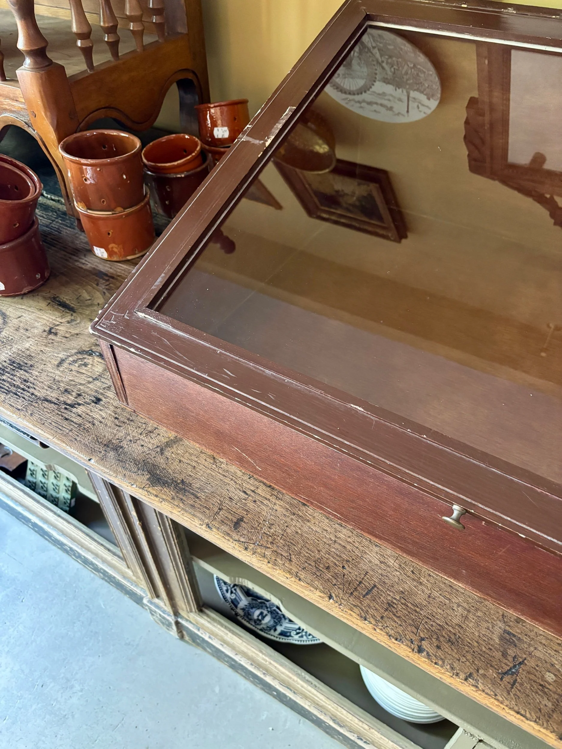 vitrine-presentation-bois-fonce-verre-meuble-vintage-axs-design-paris-france