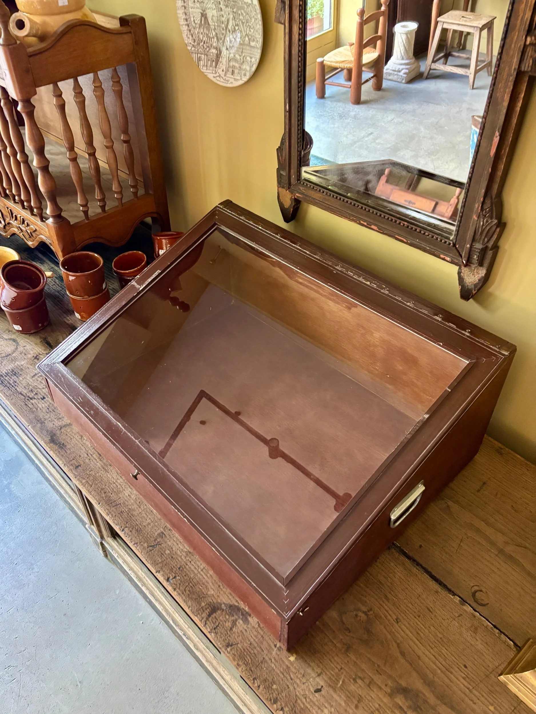 vitrine-presentation-bois-fonce-verre-meuble-vintage-axs-design-paris-france