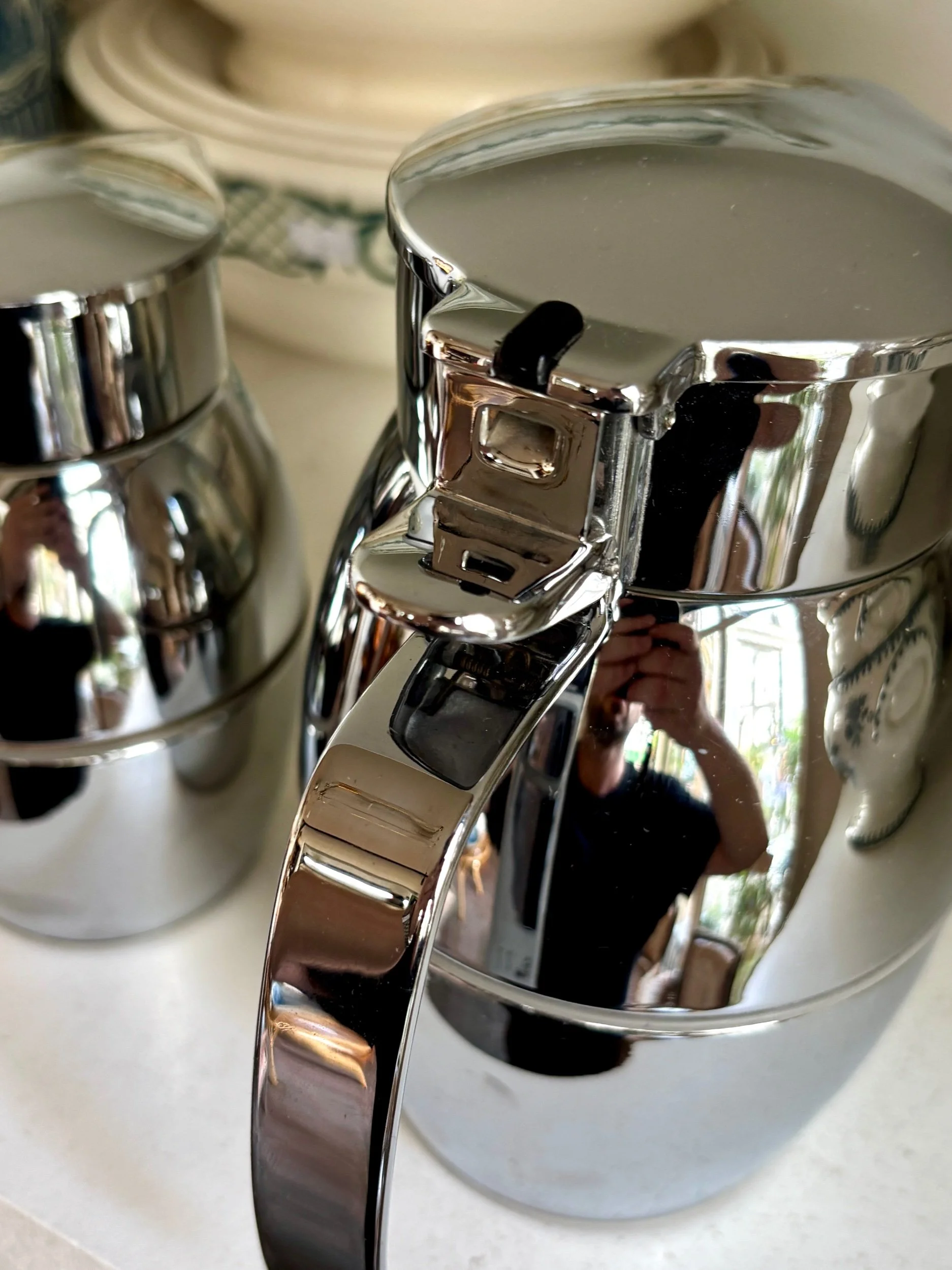 2-verseuses-isothermes-hermes-metal-cuir-vintage-axs-design-paris-france