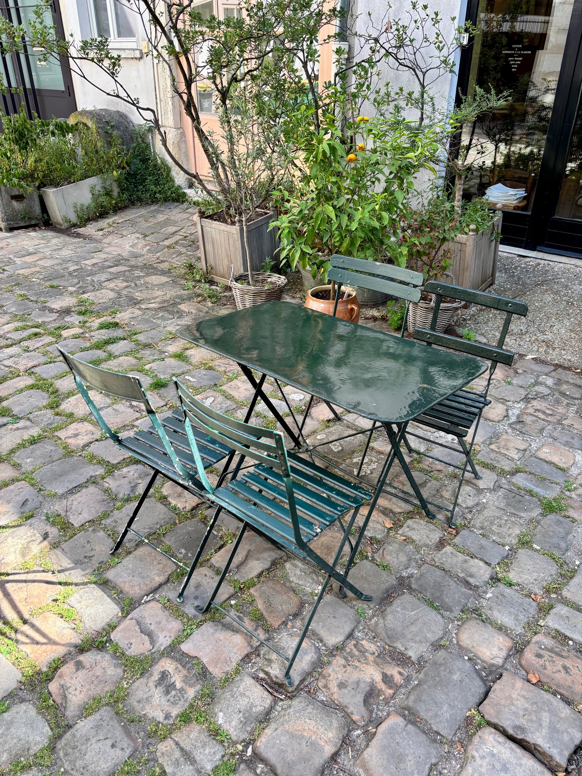 salon-jardin-table-4-chaises-pliantes-metal-bois-vert-mobilier-exterieur-vintage-axs-design-paris-france