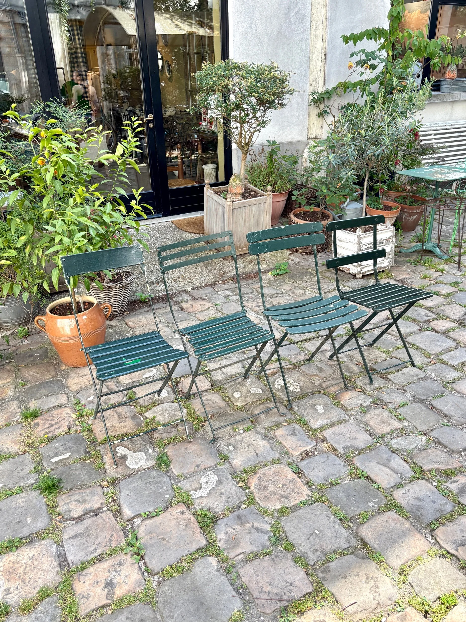 salon-jardin-table-4-chaises-pliantes-metal-bois-vert-mobilier-exterieur-vintage-axs-design-paris-france