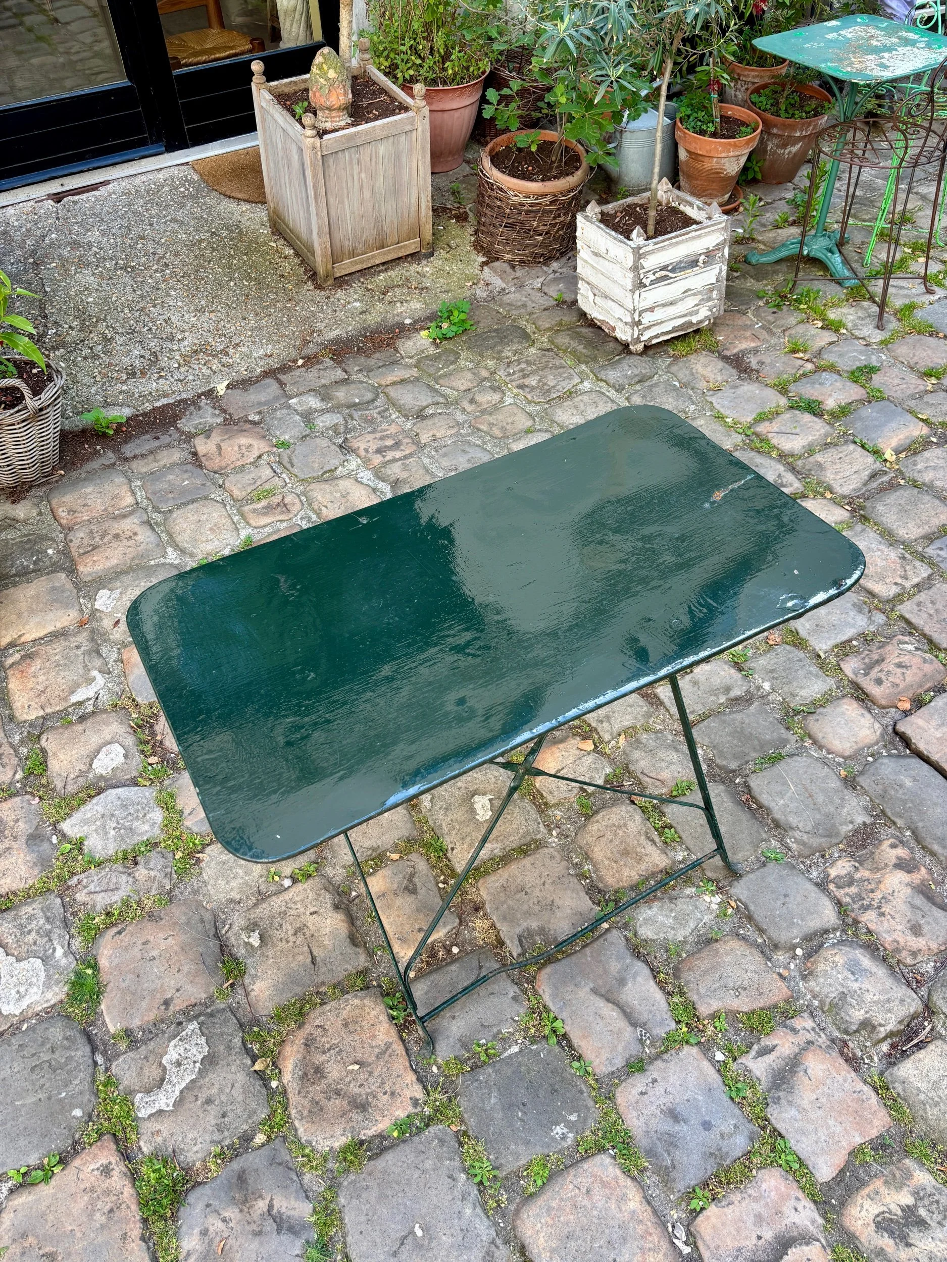 salon-jardin-table-4-chaises-pliantes-metal-bois-vert-mobilier-exterieur-vintage-axs-design-paris-france