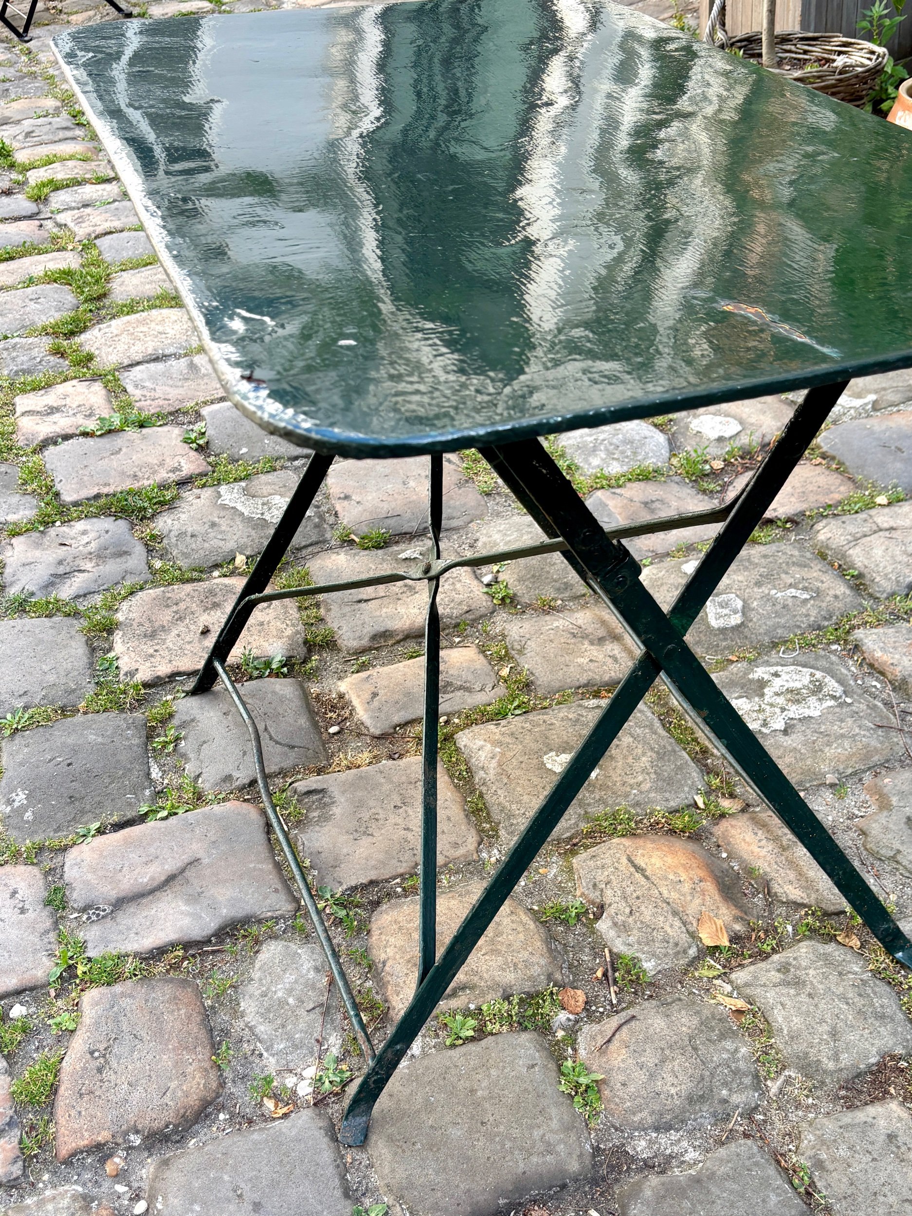 salon-jardin-table-4-chaises-pliantes-metal-bois-vert-mobilier-exterieur-vintage-axs-design-paris-france