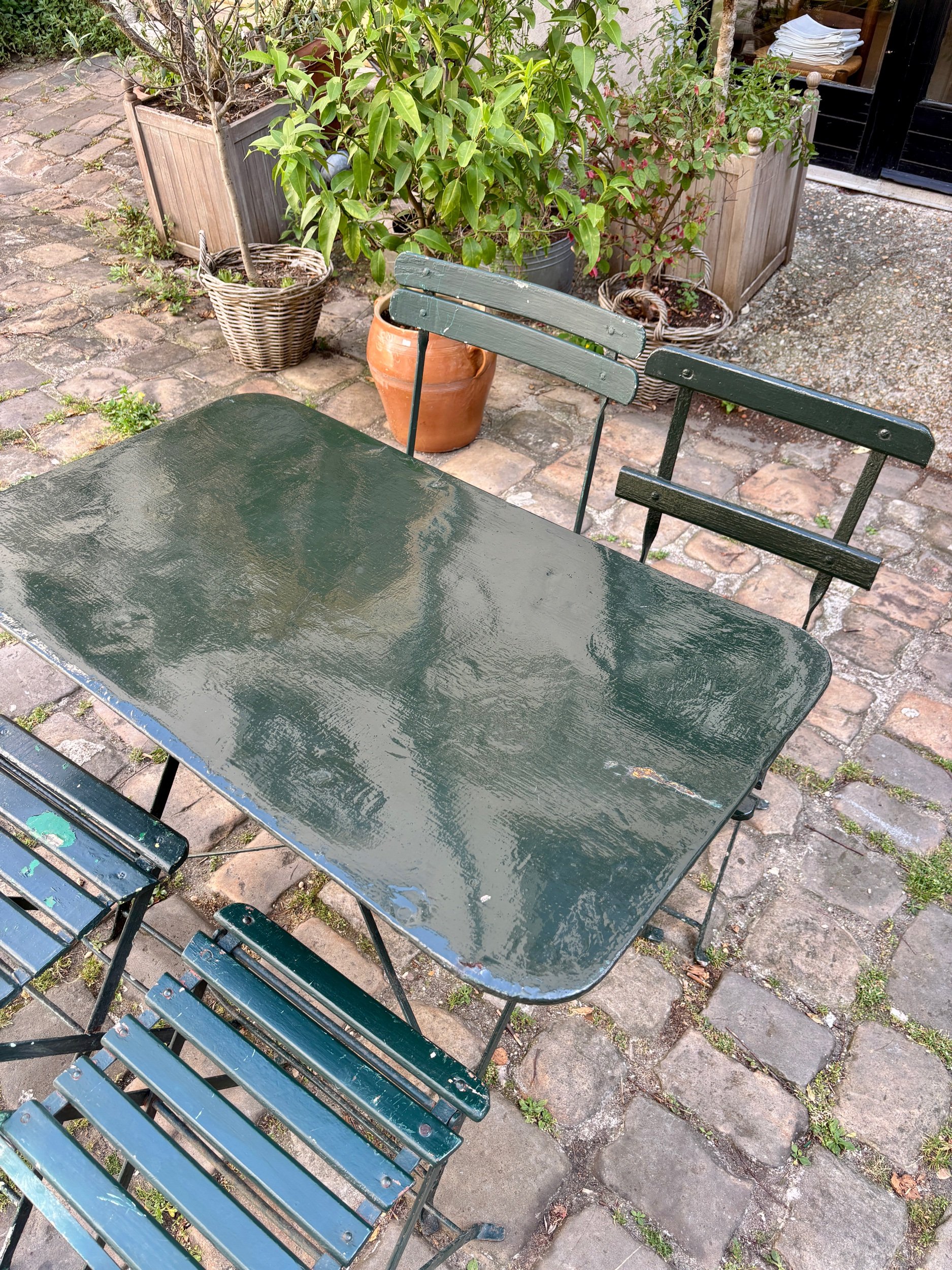 salon-jardin-table-4-chaises-pliantes-metal-bois-vert-mobilier-exterieur-vintage-axs-design-paris-france