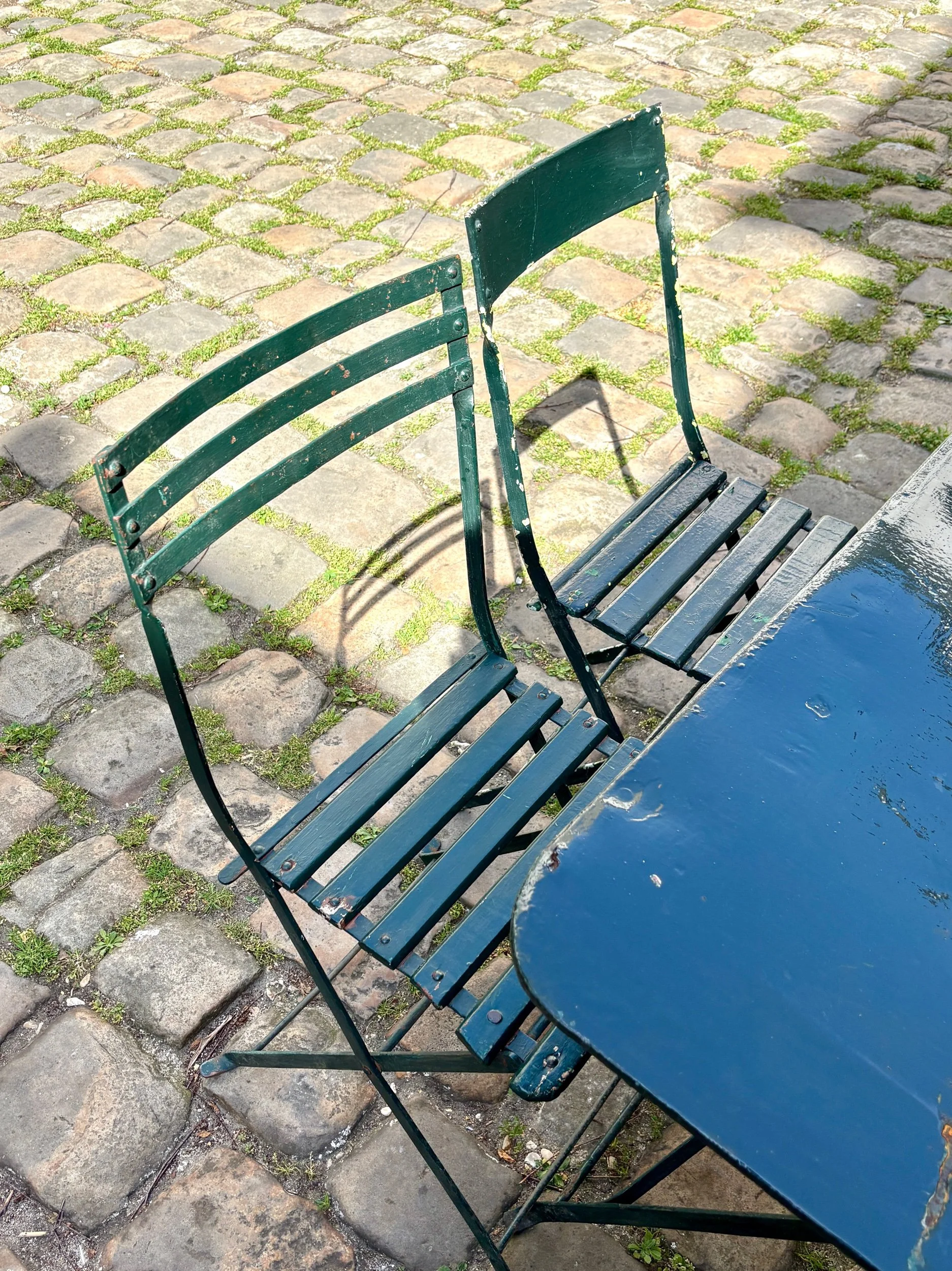 salon-jardin-table-4-chaises-pliantes-metal-bois-vert-mobilier-exterieur-vintage-axs-design-paris-france