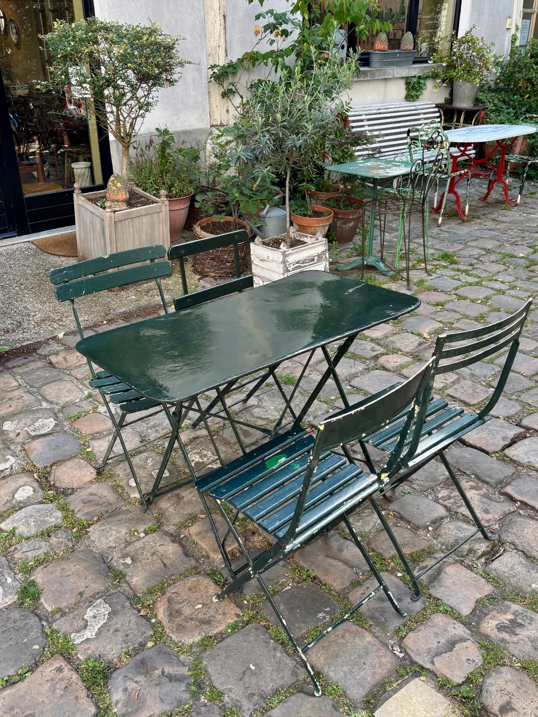 salon-jardin-table-4-chaises-pliantes-metal-bois-vert-mobilier-exterieur-vintage-axs-design-paris-france