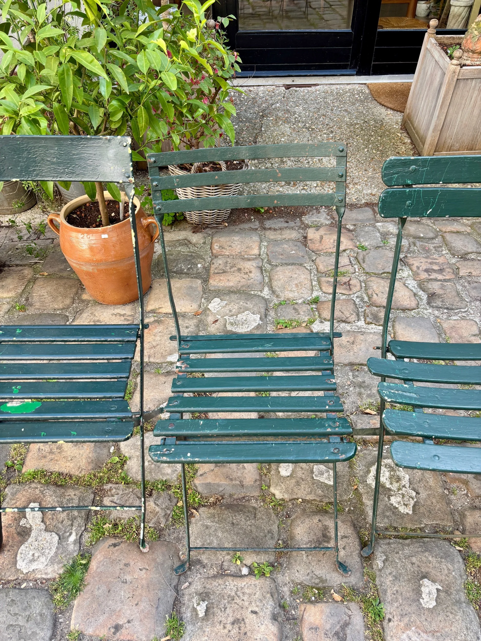 salon-jardin-table-4-chaises-pliantes-metal-bois-vert-mobilier-exterieur-vintage-axs-design-paris-france