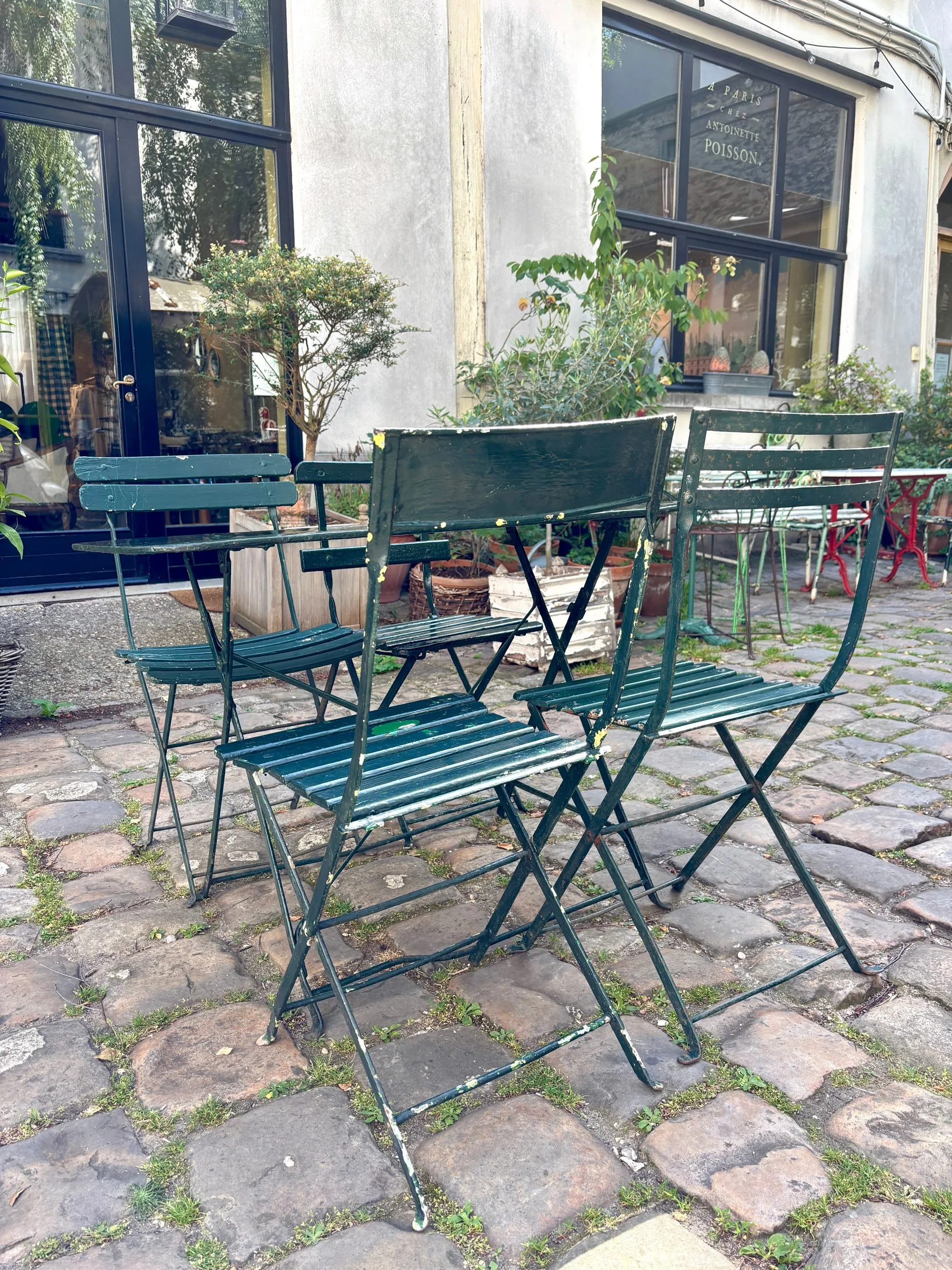 salon-jardin-table-4-chaises-pliantes-metal-bois-vert-mobilier-exterieur-vintage-axs-design-paris-france