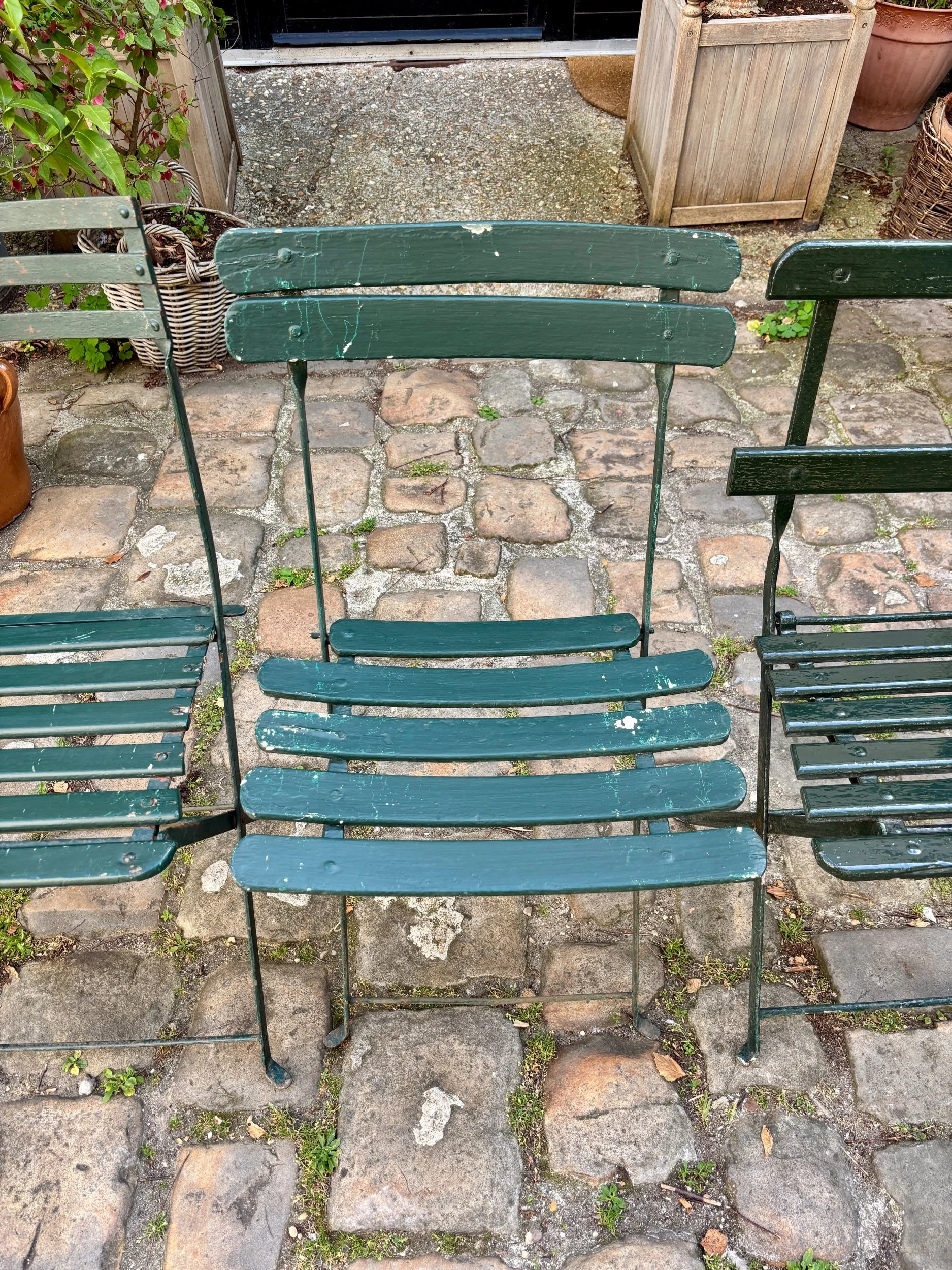 salon-jardin-table-4-chaises-pliantes-metal-bois-vert-mobilier-exterieur-vintage-axs-design-paris-france