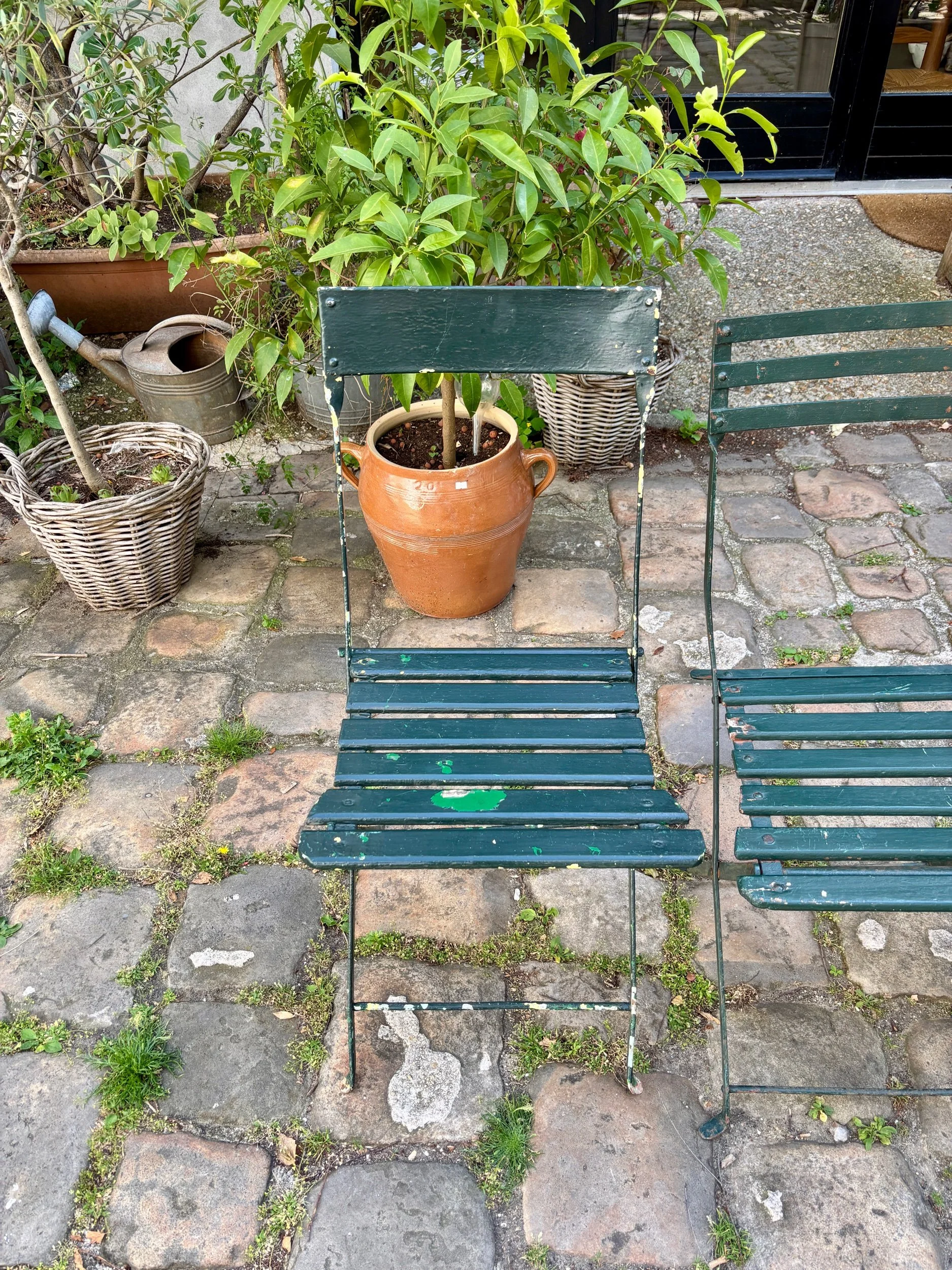 salon-jardin-table-4-chaises-pliantes-metal-bois-vert-mobilier-exterieur-vintage-axs-design-paris-france