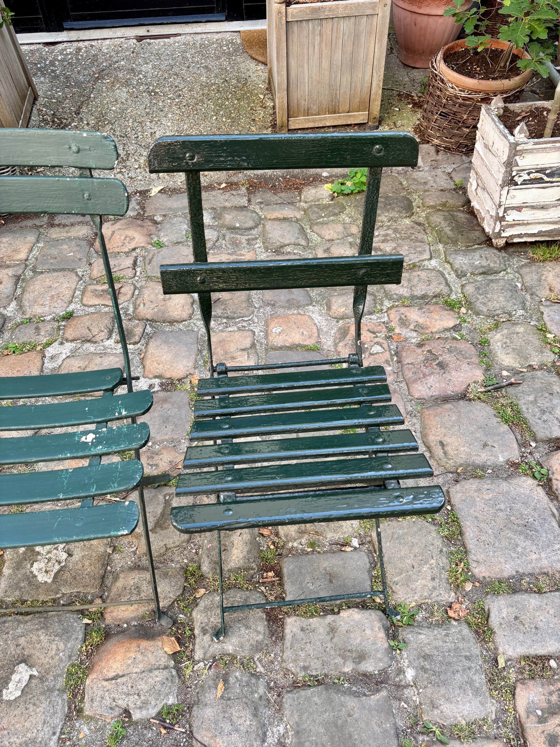 salon-jardin-table-4-chaises-pliantes-metal-bois-vert-mobilier-exterieur-vintage-axs-design-paris-france