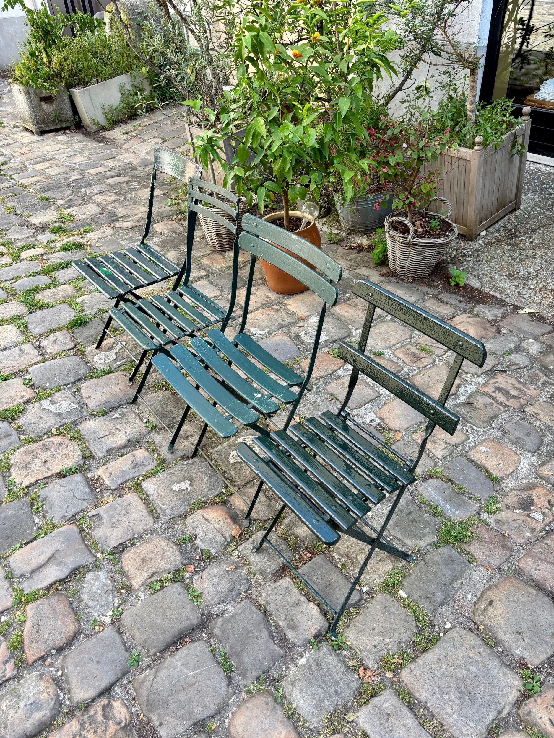 salon-jardin-table-4-chaises-pliantes-metal-bois-vert-mobilier-exterieur-vintage-axs-design-paris-france