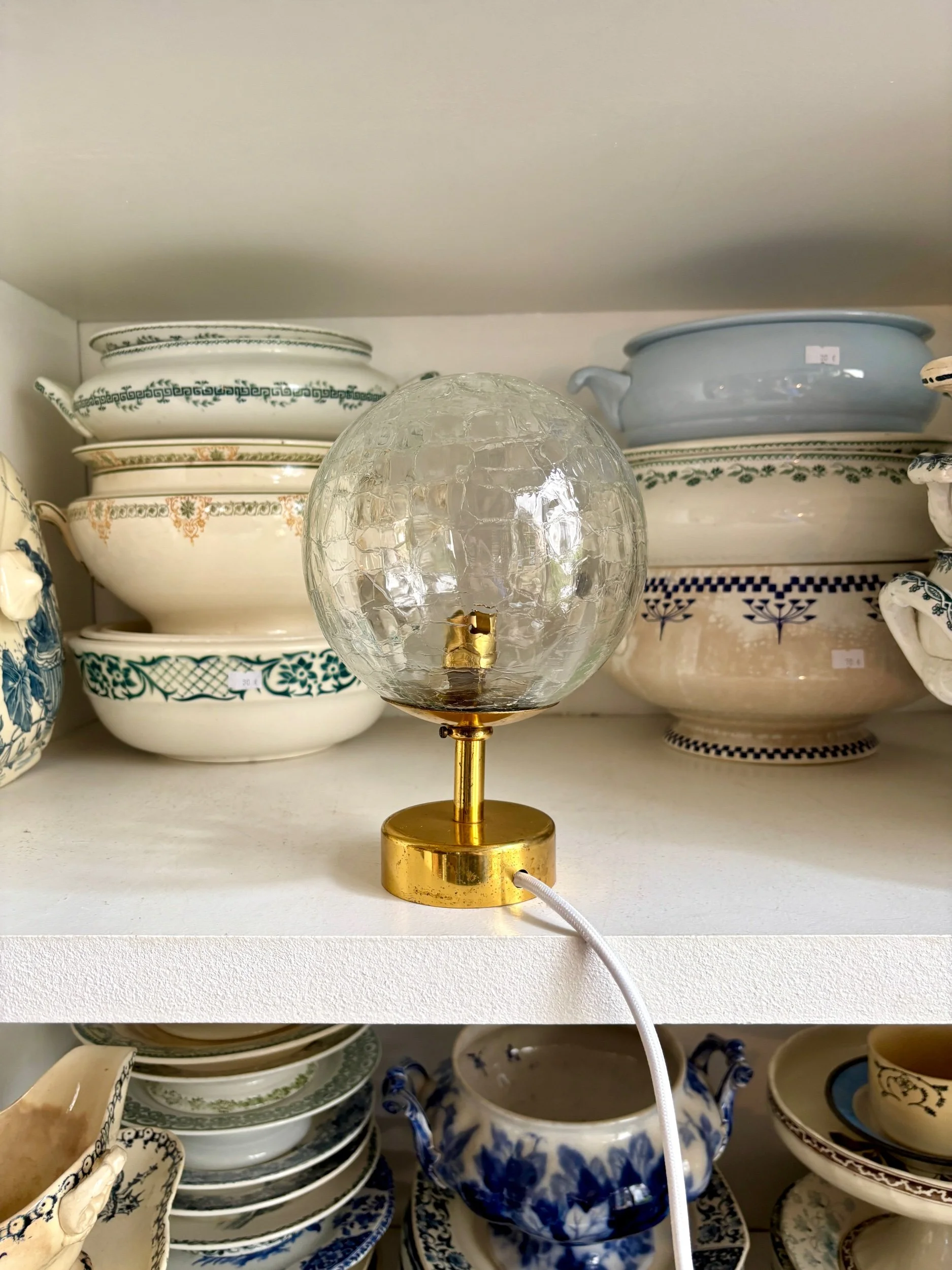 Lampe de table en verre craquelé et métal doré