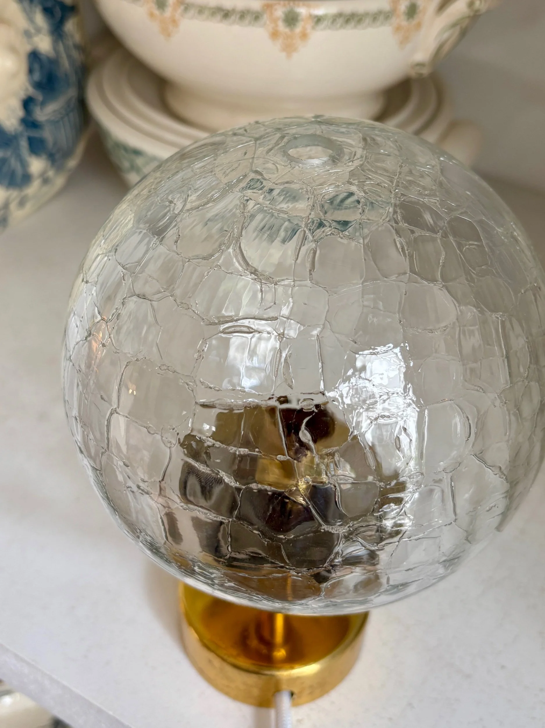 lampe-table-verre-craquele-metal-dore-luminaire-vintage-axs-design-paris-france