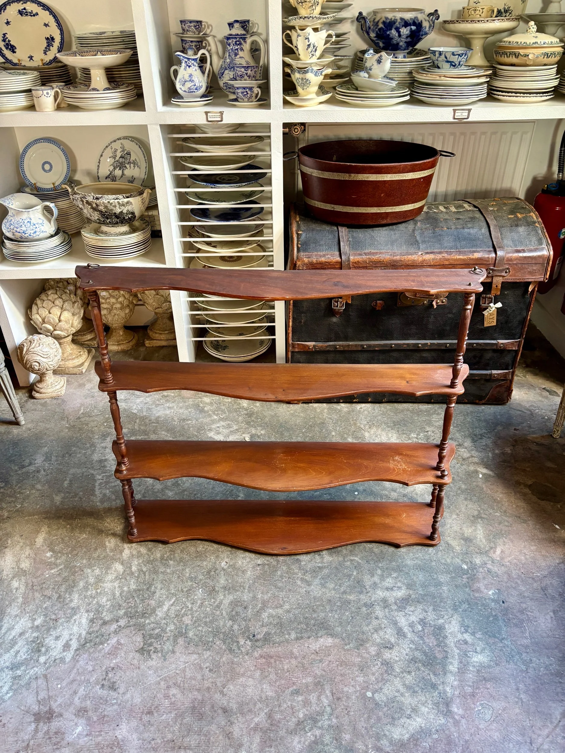 etagere-murale-bois-bois-fonce-festonne-tourne-meuble-vintage-axs-design-paris-france