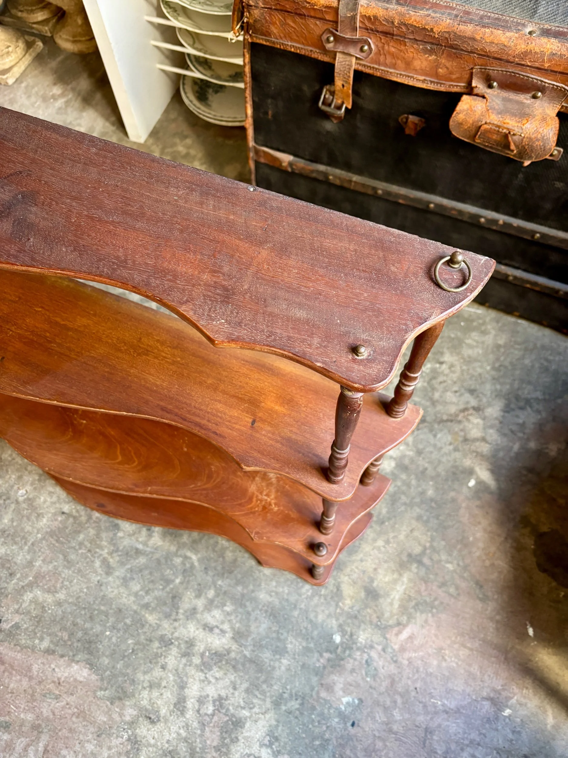 etagere-murale-bois-bois-fonce-festonne-tourne-meuble-vintage-axs-design-paris-france