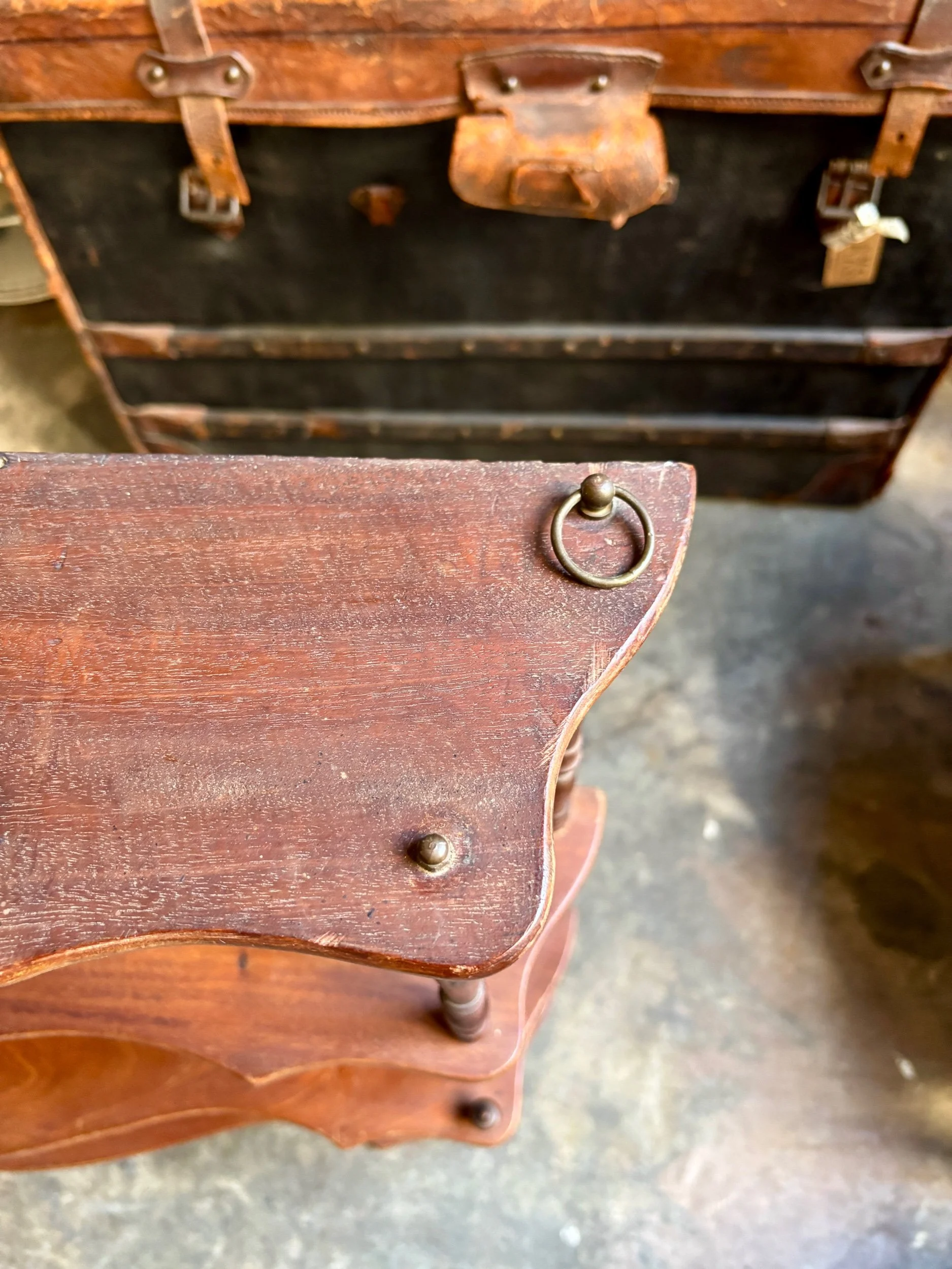 etagere-murale-bois-bois-fonce-festonne-tourne-meuble-vintage-axs-design-paris-france