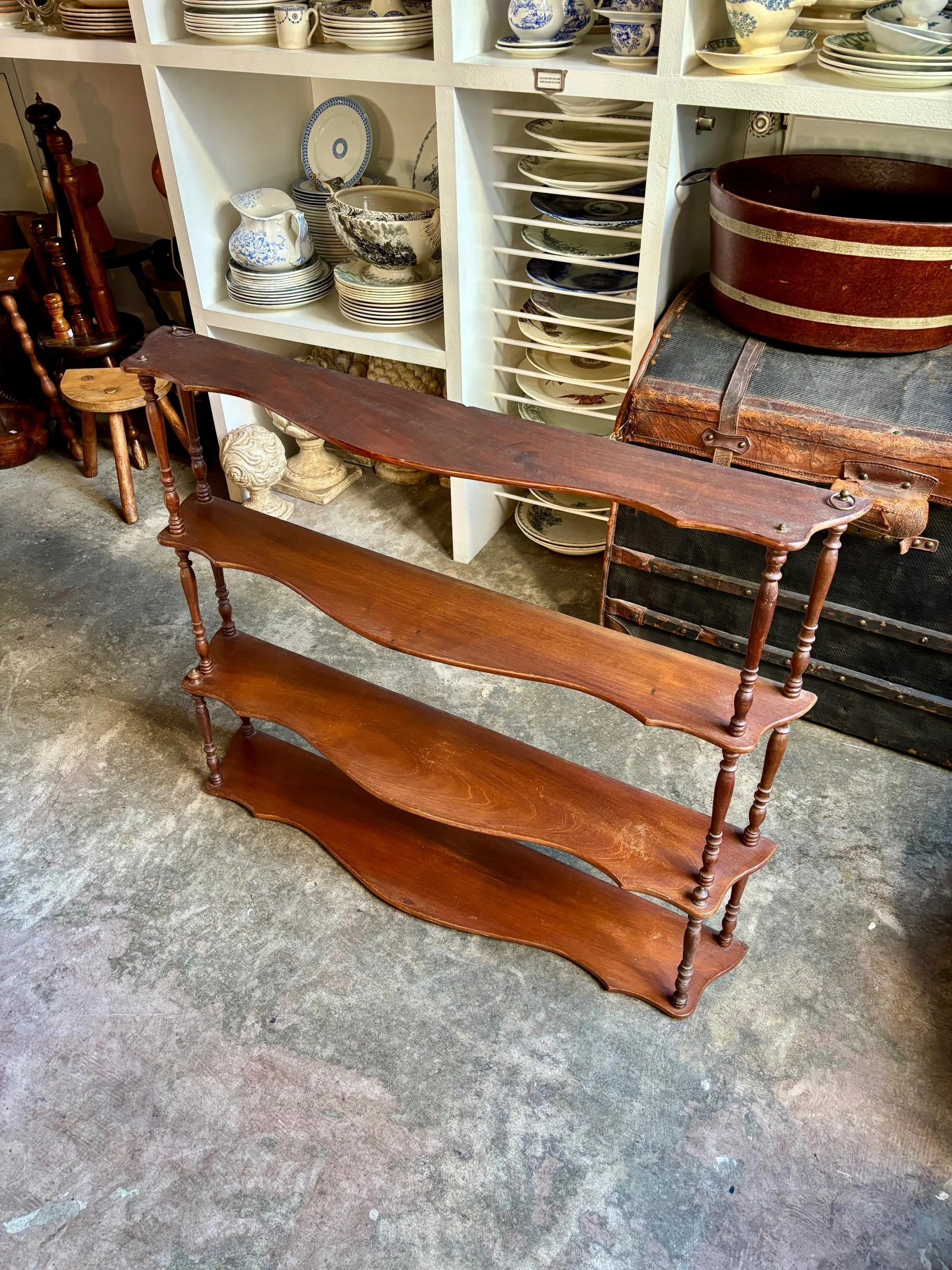 etagere-murale-bois-bois-fonce-festonne-tourne-meuble-vintage-axs-design-paris-france