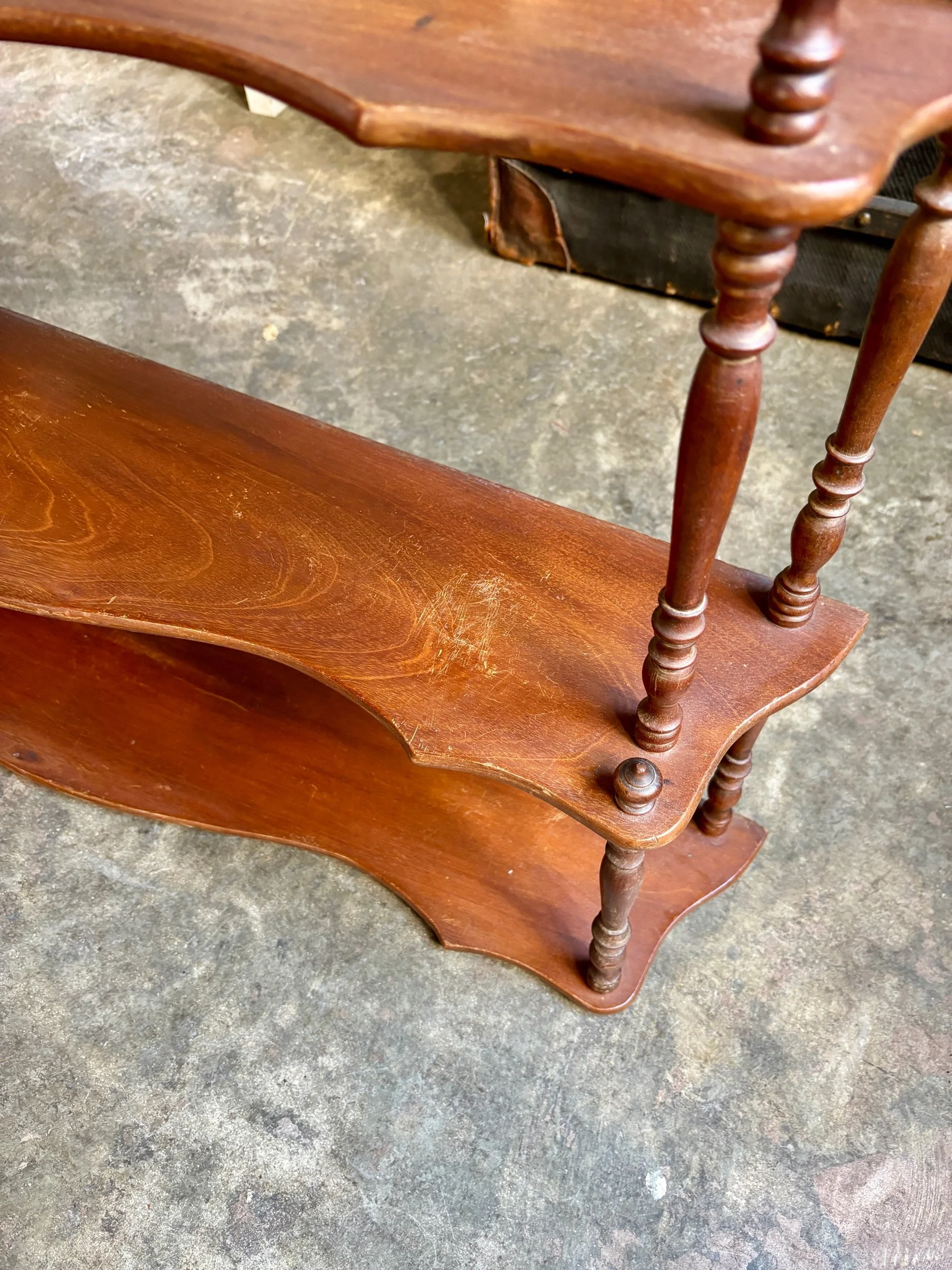 etagere-murale-bois-bois-fonce-festonne-tourne-meuble-vintage-axs-design-paris-france