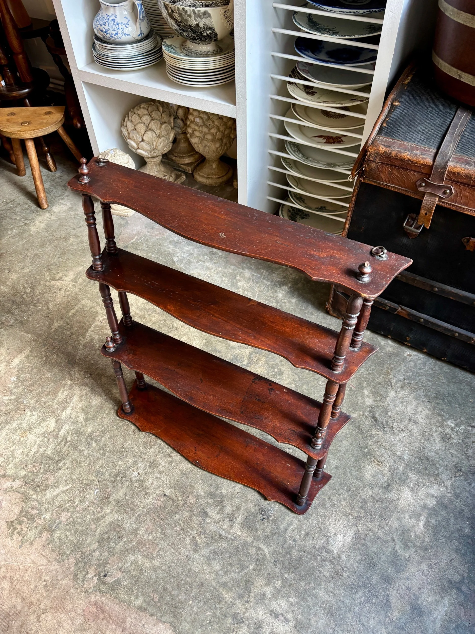 etagere-murale-2-bois-fonce-festonne-tourne-meuble-vintage-axs-design-paris-france