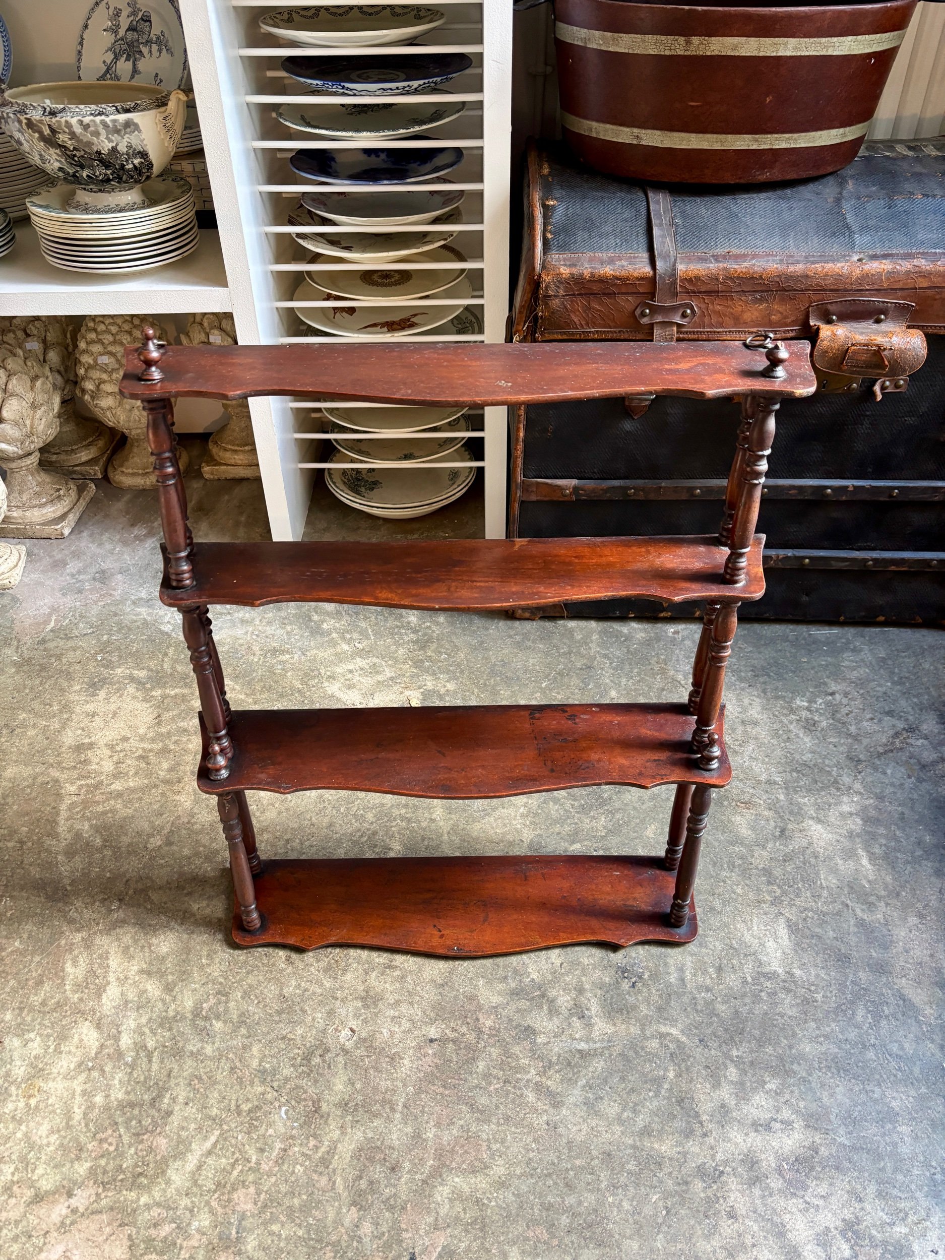 etagere-murale-2-bois-fonce-festonne-tourne-meuble-vintage-axs-design-paris-france