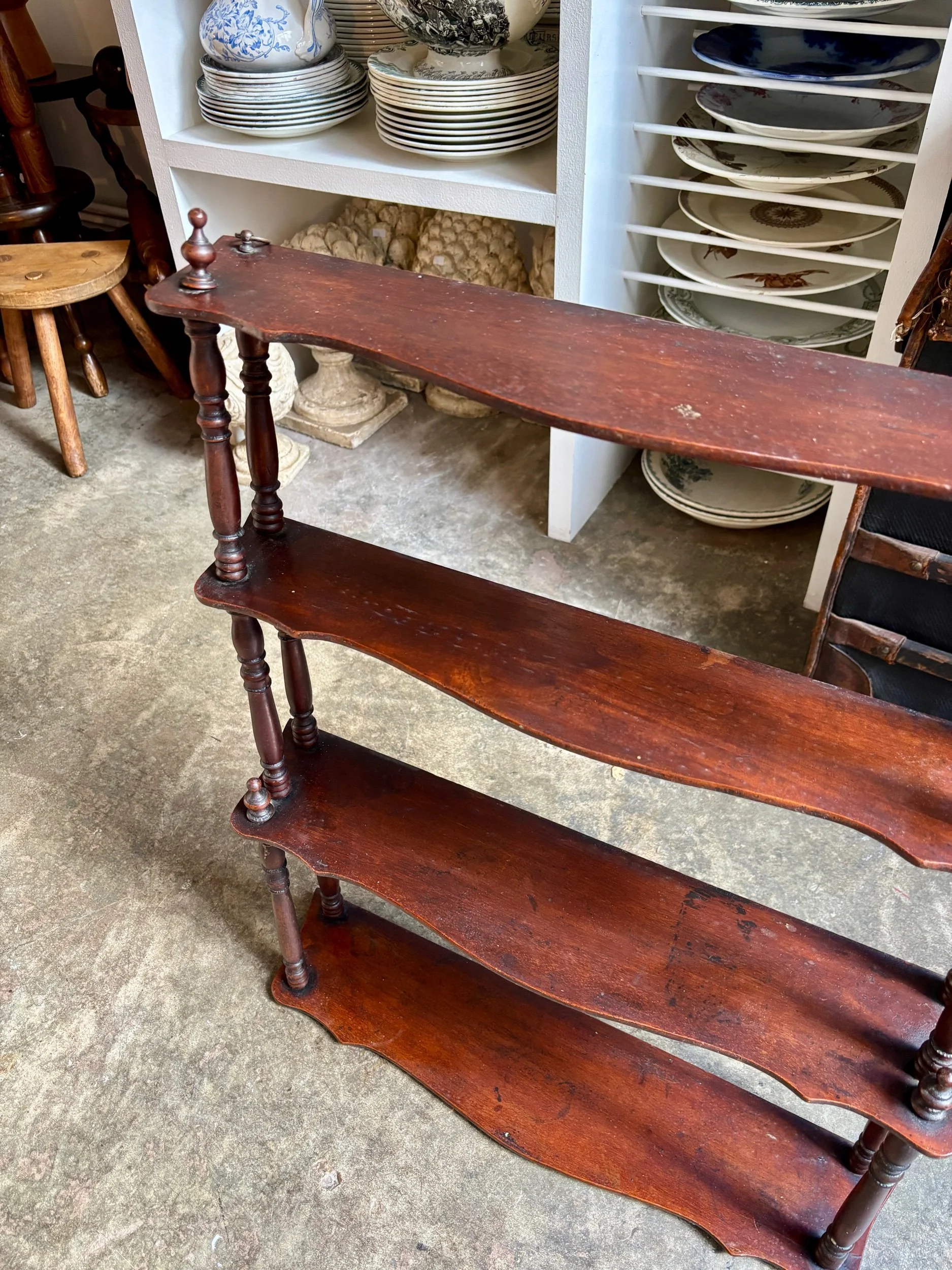 etagere-murale-2-bois-fonce-festonne-tourne-meuble-vintage-axs-design-paris-france