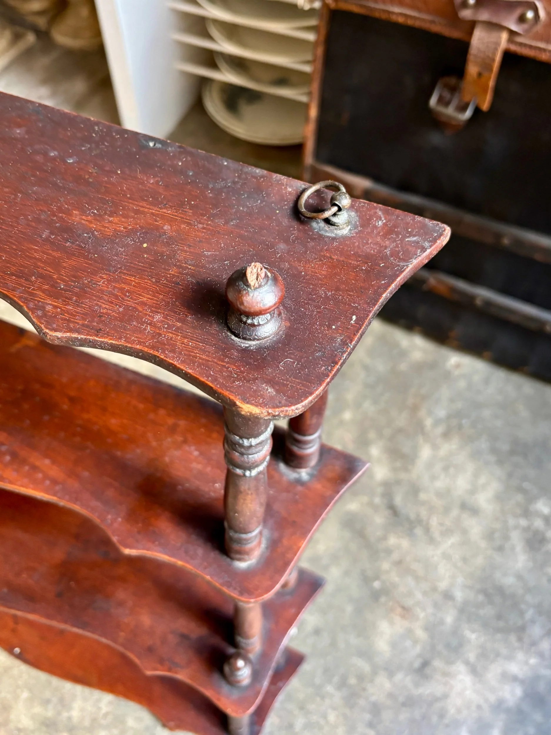 etagere-murale-2-bois-fonce-festonne-tourne-meuble-vintage-axs-design-paris-france