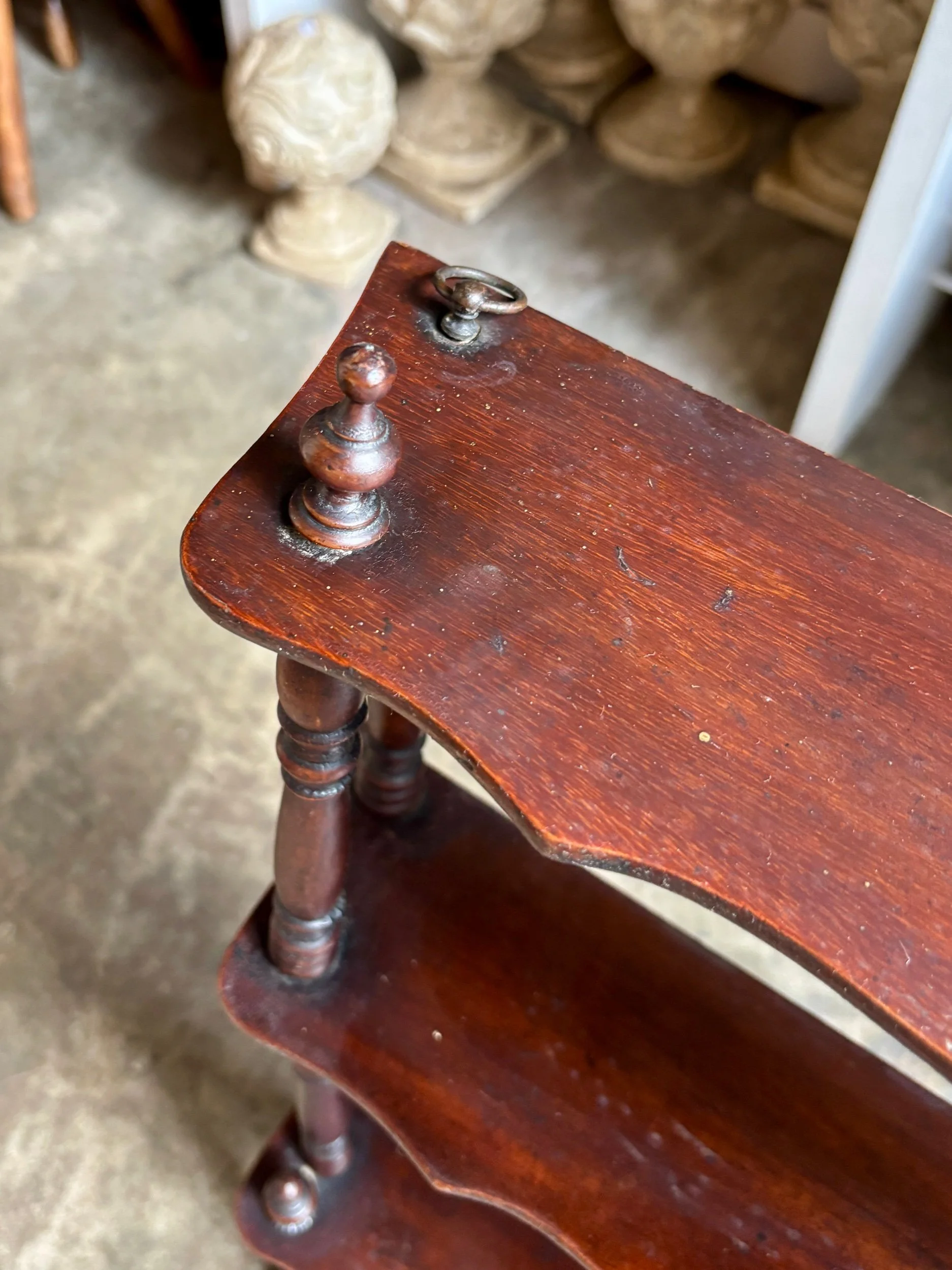 etagere-murale-2-bois-fonce-festonne-tourne-meuble-vintage-axs-design-paris-france