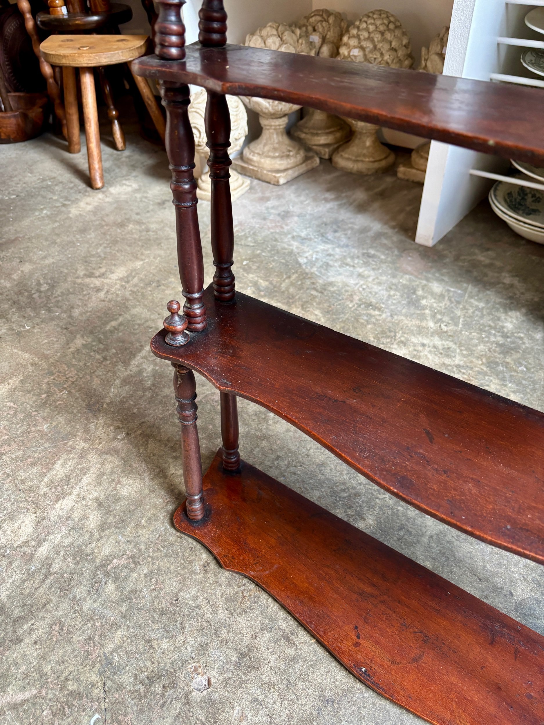 etagere-murale-2-bois-fonce-festonne-tourne-meuble-vintage-axs-design-paris-france