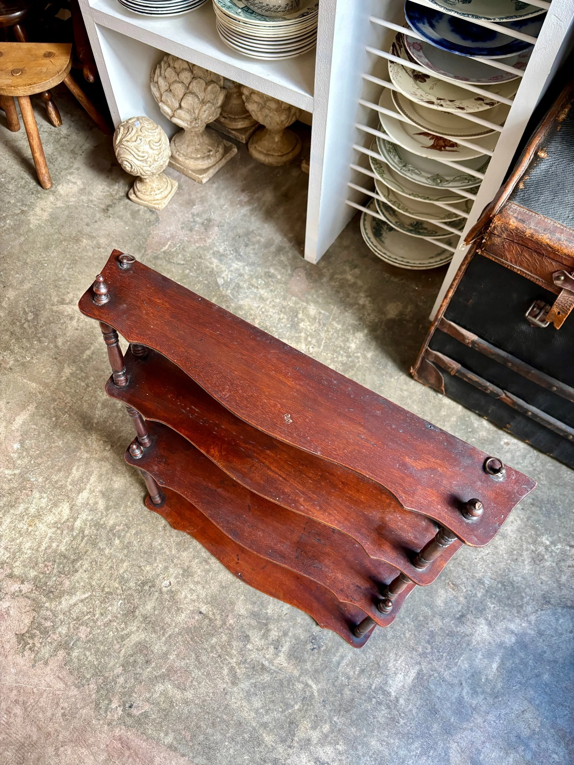 etagere-murale-2-bois-fonce-festonne-tourne-meuble-vintage-axs-design-paris-france