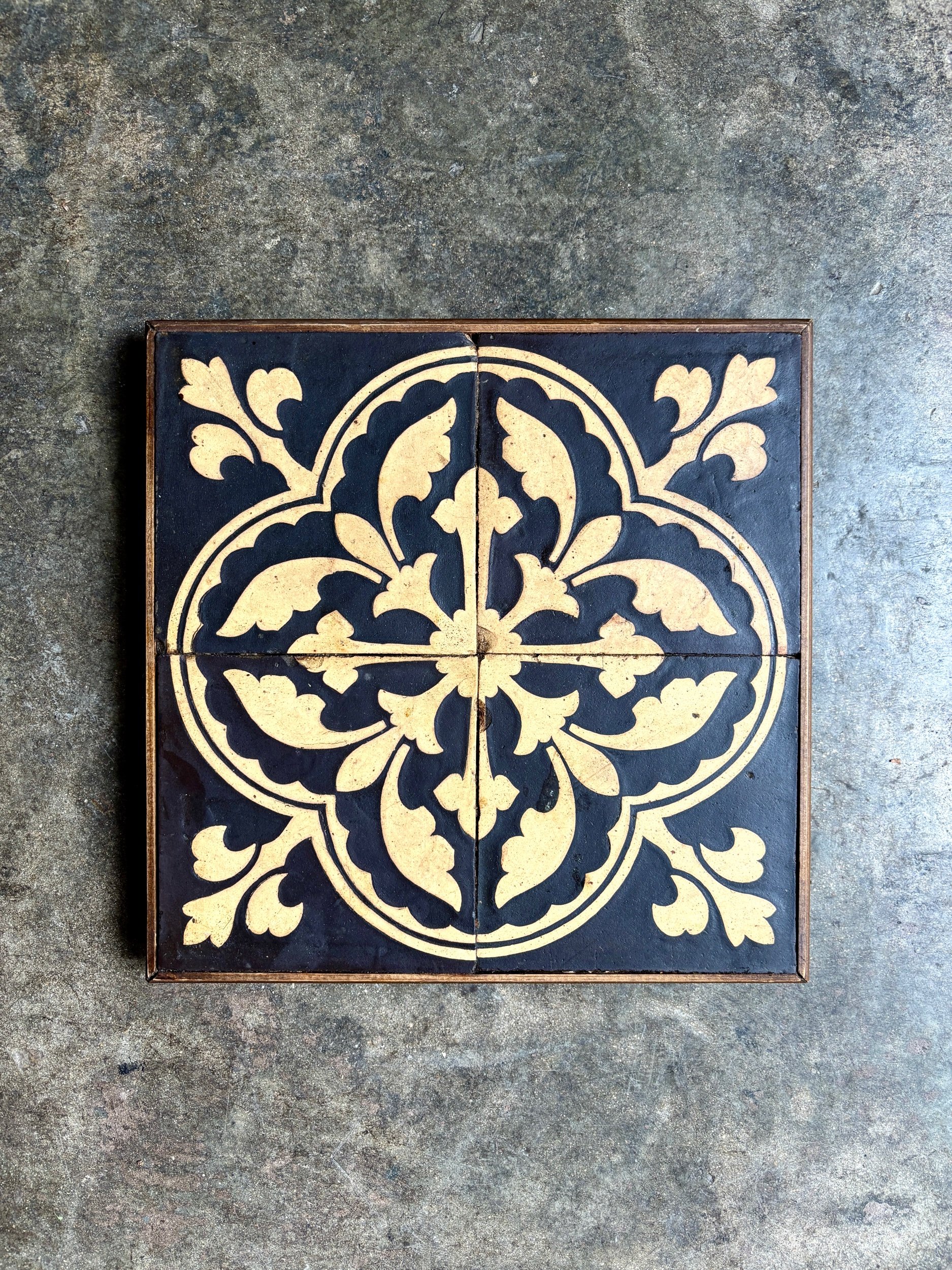 dessous-plat-ciment-noir-bois-decoration-vintage-axs-design-paris-france