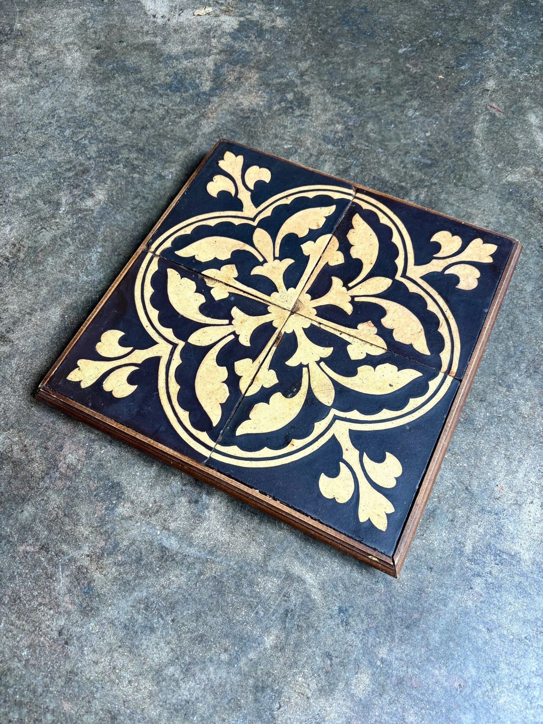dessous-plat-ciment-noir-bois-decoration-vintage-axs-design-paris-france