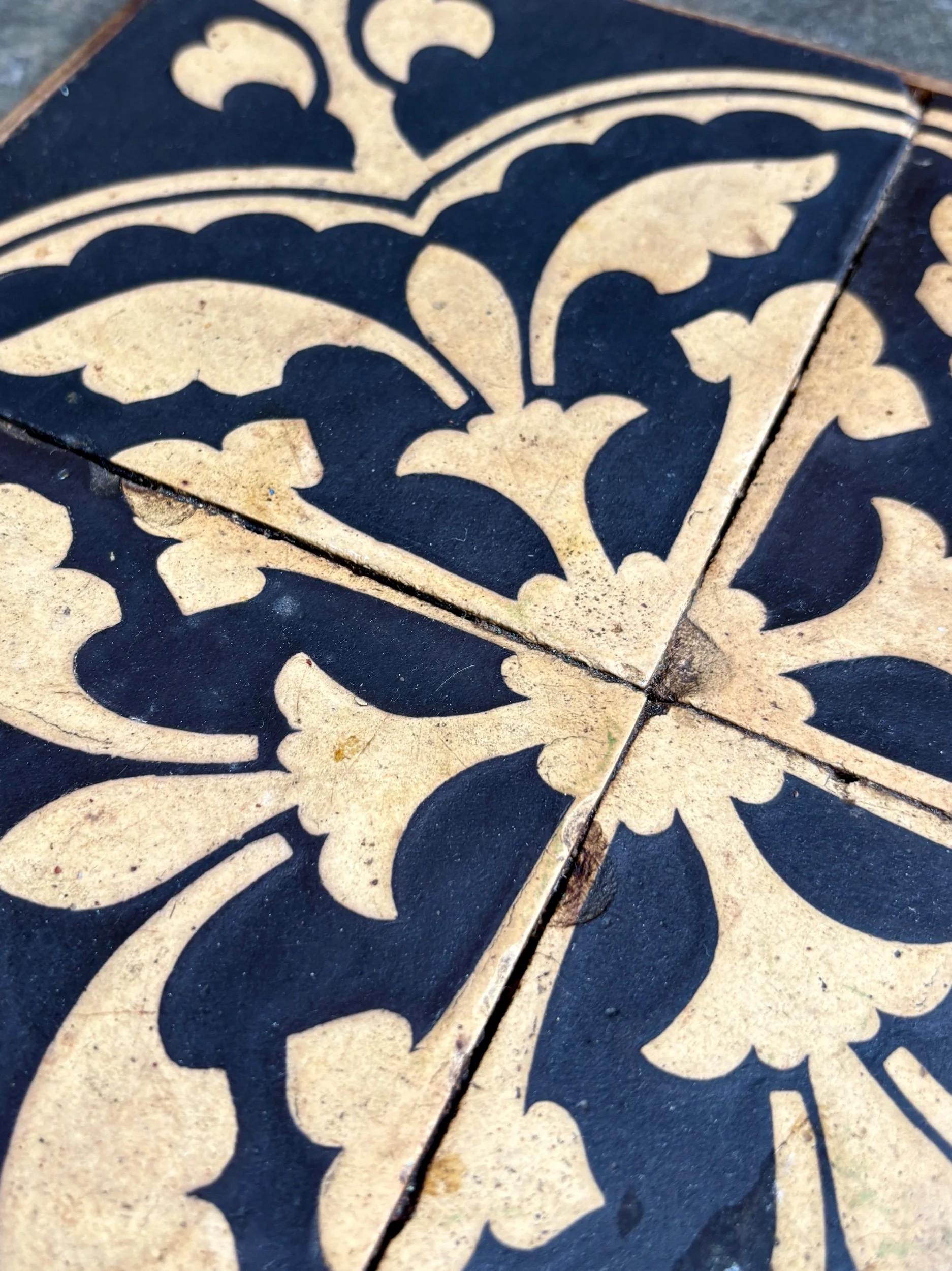 dessous-plat-ciment-noir-bois-decoration-vintage-axs-design-paris-france