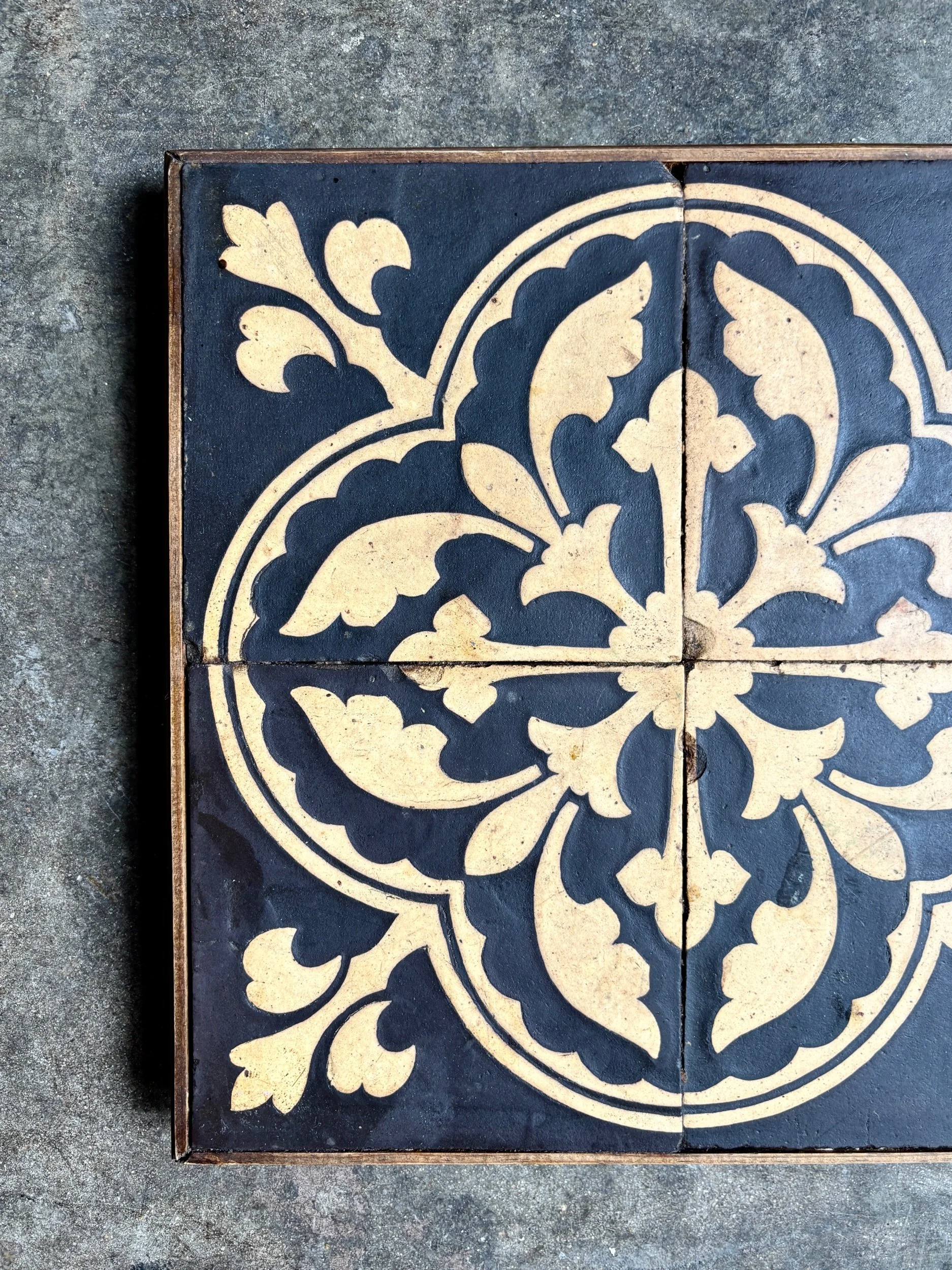 dessous-plat-ciment-noir-bois-decoration-vintage-axs-design-paris-france
