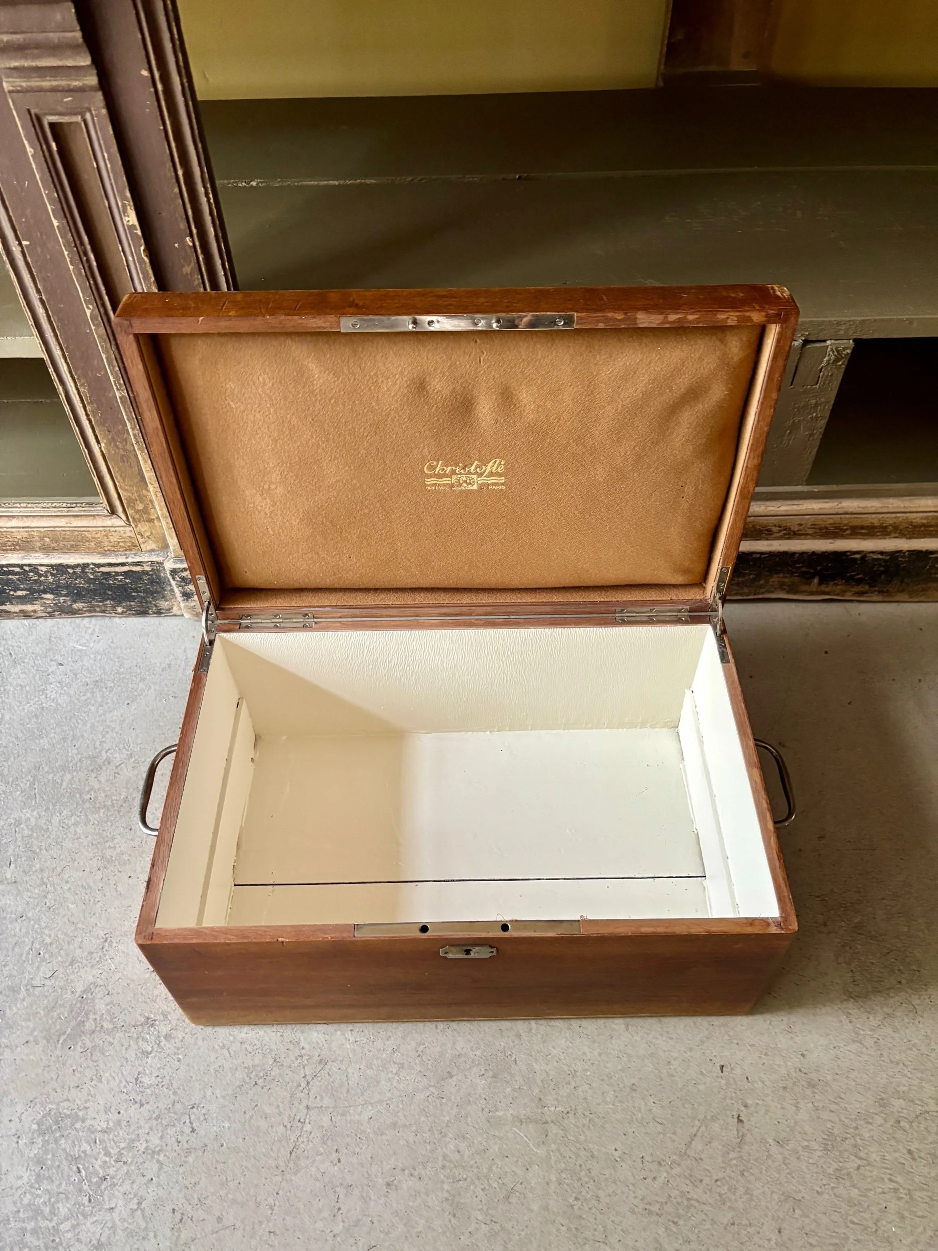 boite-menagere-rangement-bois-fonce-peinture-ecru-christofle-decoration-axs-design-paris-france