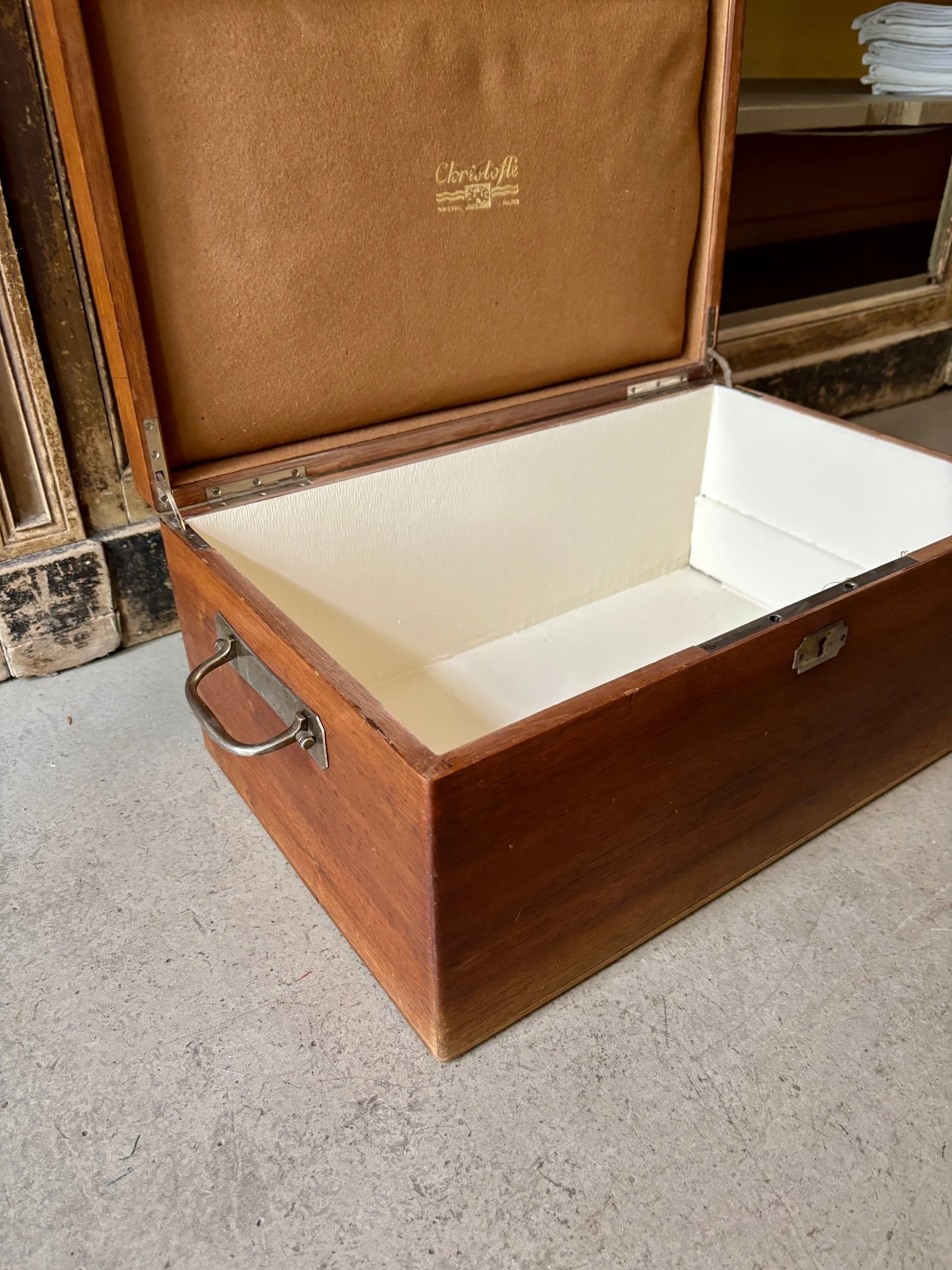 boite-menagere-rangement-bois-fonce-peinture-ecru-christofle-decoration-axs-design-paris-france