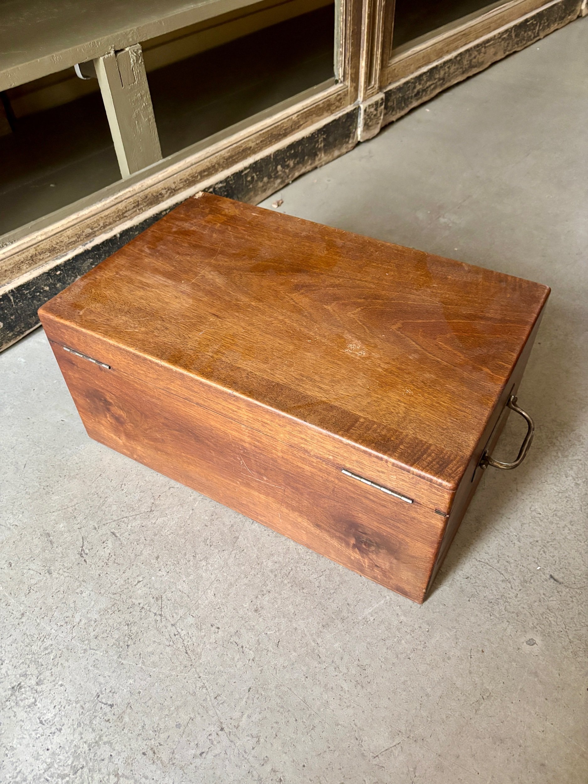 boite-menagere-rangement-bois-fonce-peinture-ecru-christofle-decoration-axs-design-paris-france