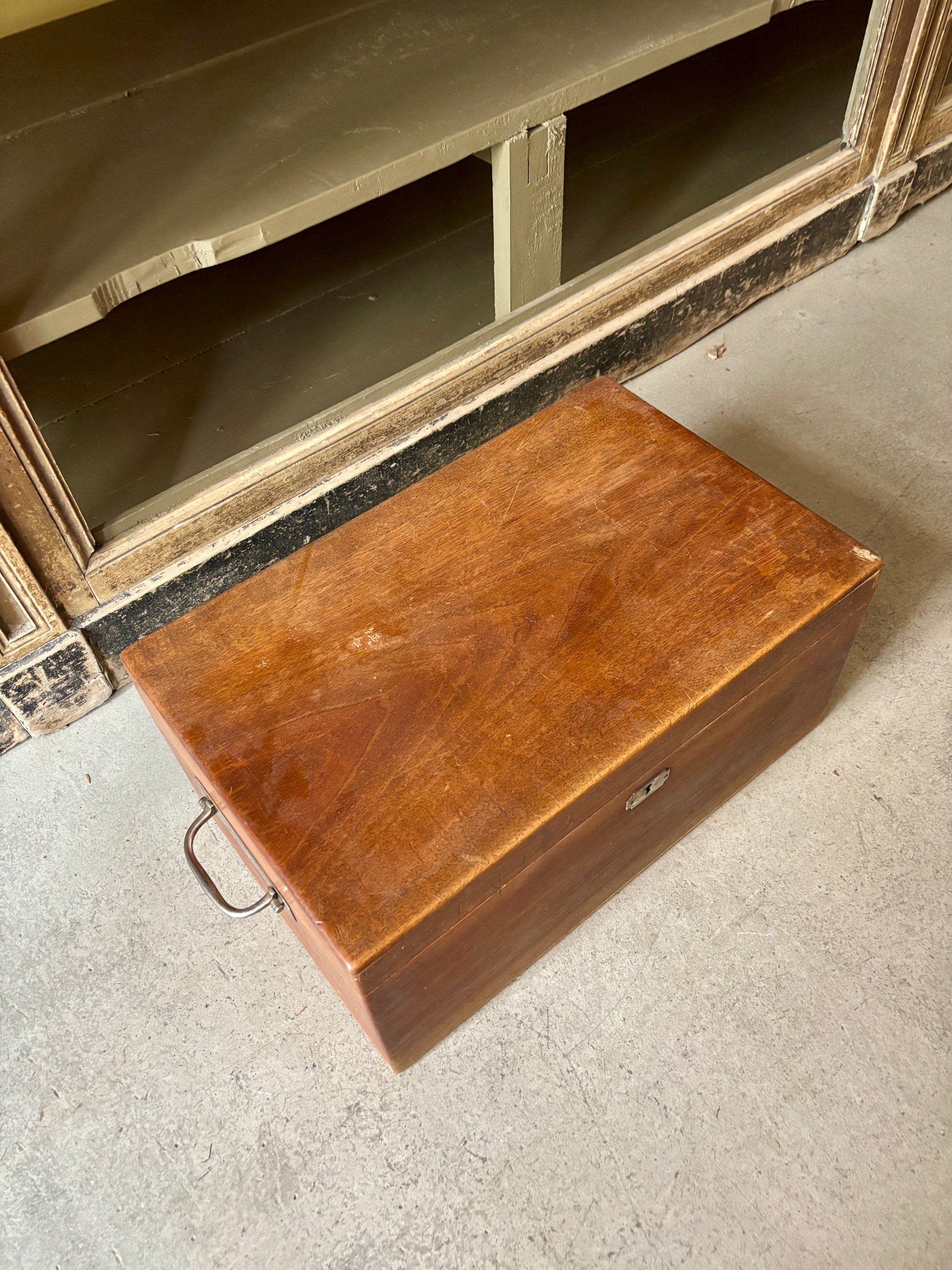 boite-menagere-rangement-bois-fonce-peinture-ecru-christofle-decoration-axs-design-paris-france
