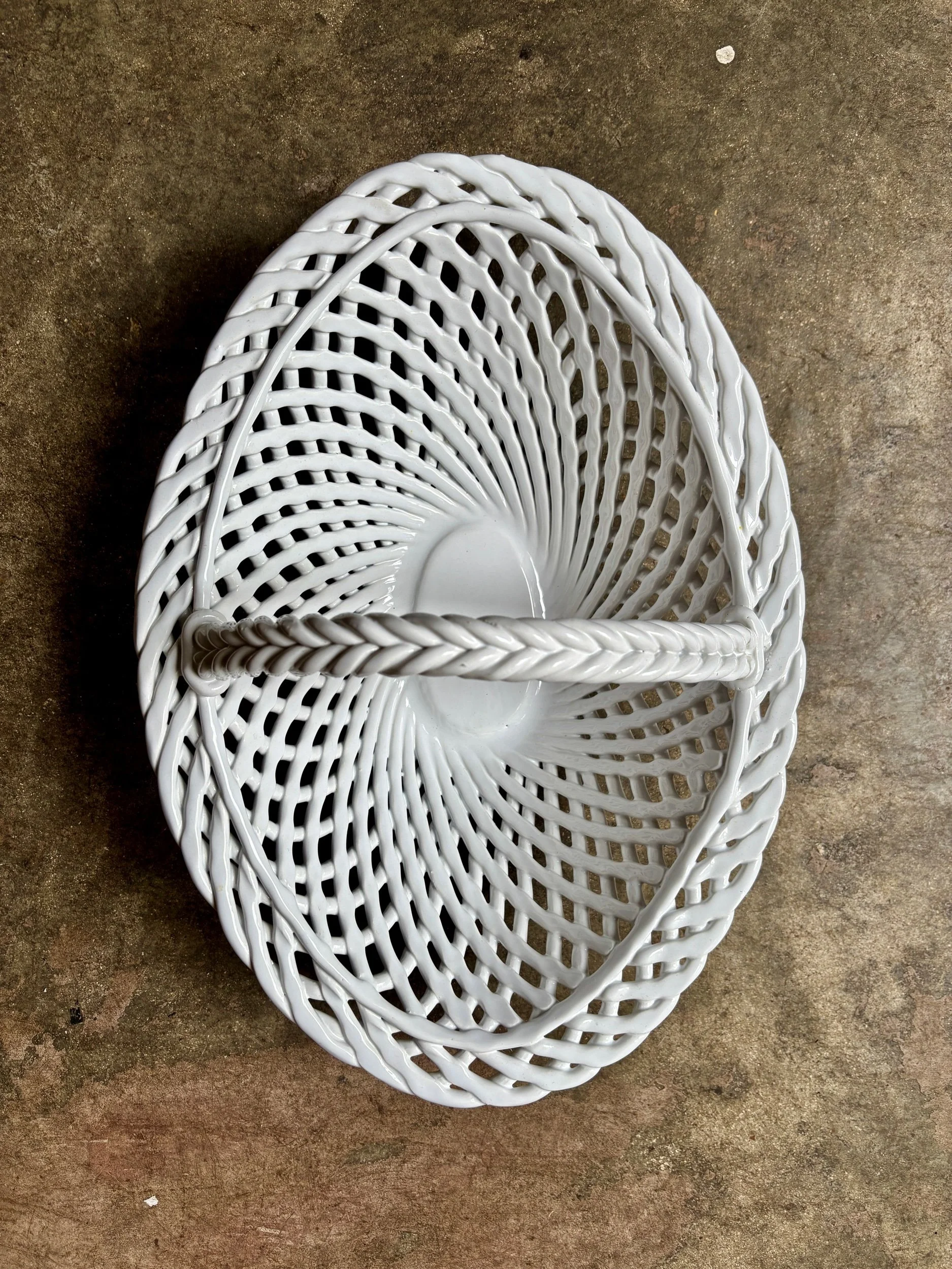 panier-coupe-ovale-faience-tressee-blanc-vaisselle-vintage-axs-design-paris-france