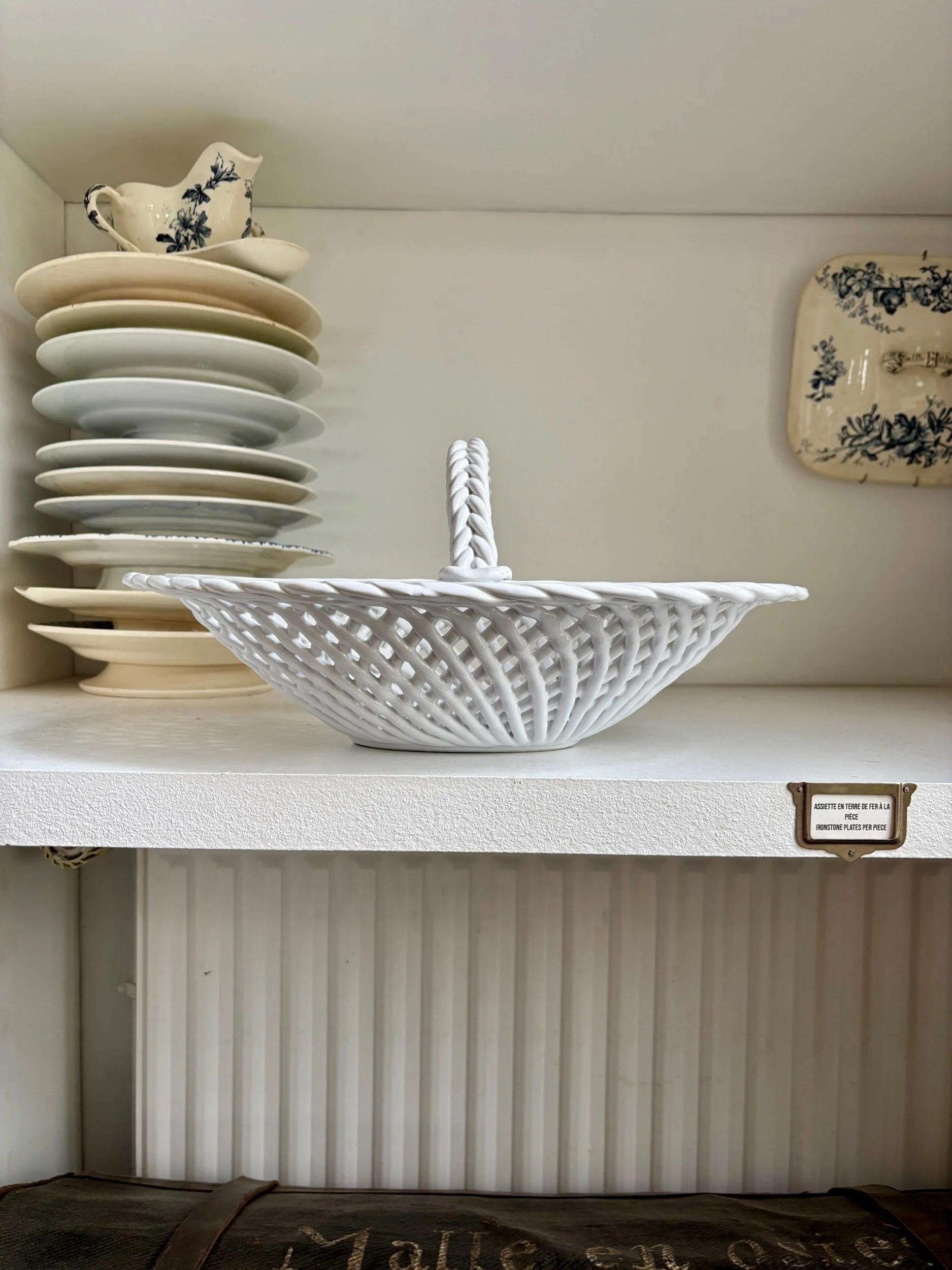 panier-coupe-ovale-faience-tressee-blanc-vaisselle-vintage-axs-design-paris-france