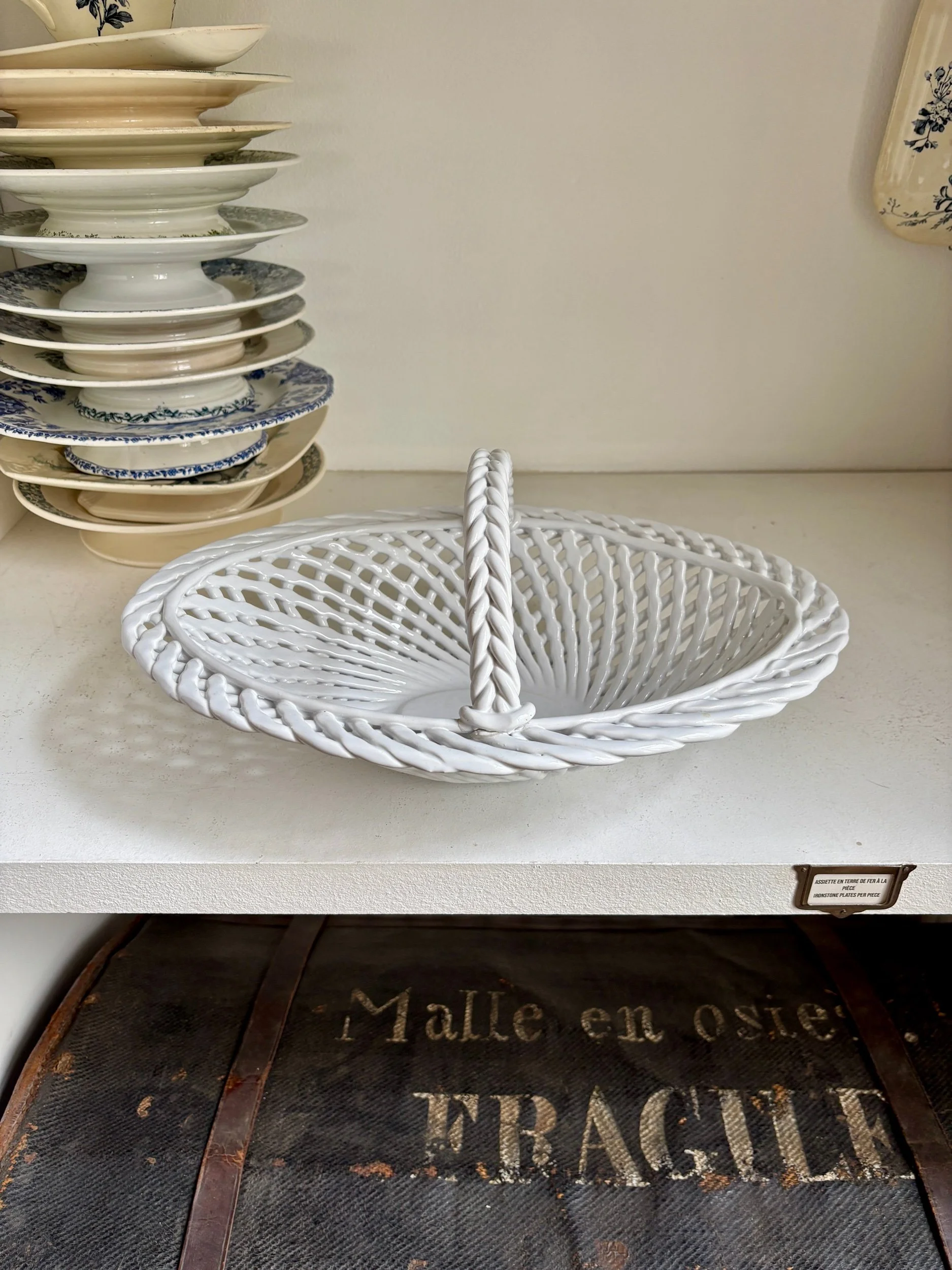 panier-coupe-ovale-faience-tressee-blanc-vaisselle-vintage-axs-design-paris-france