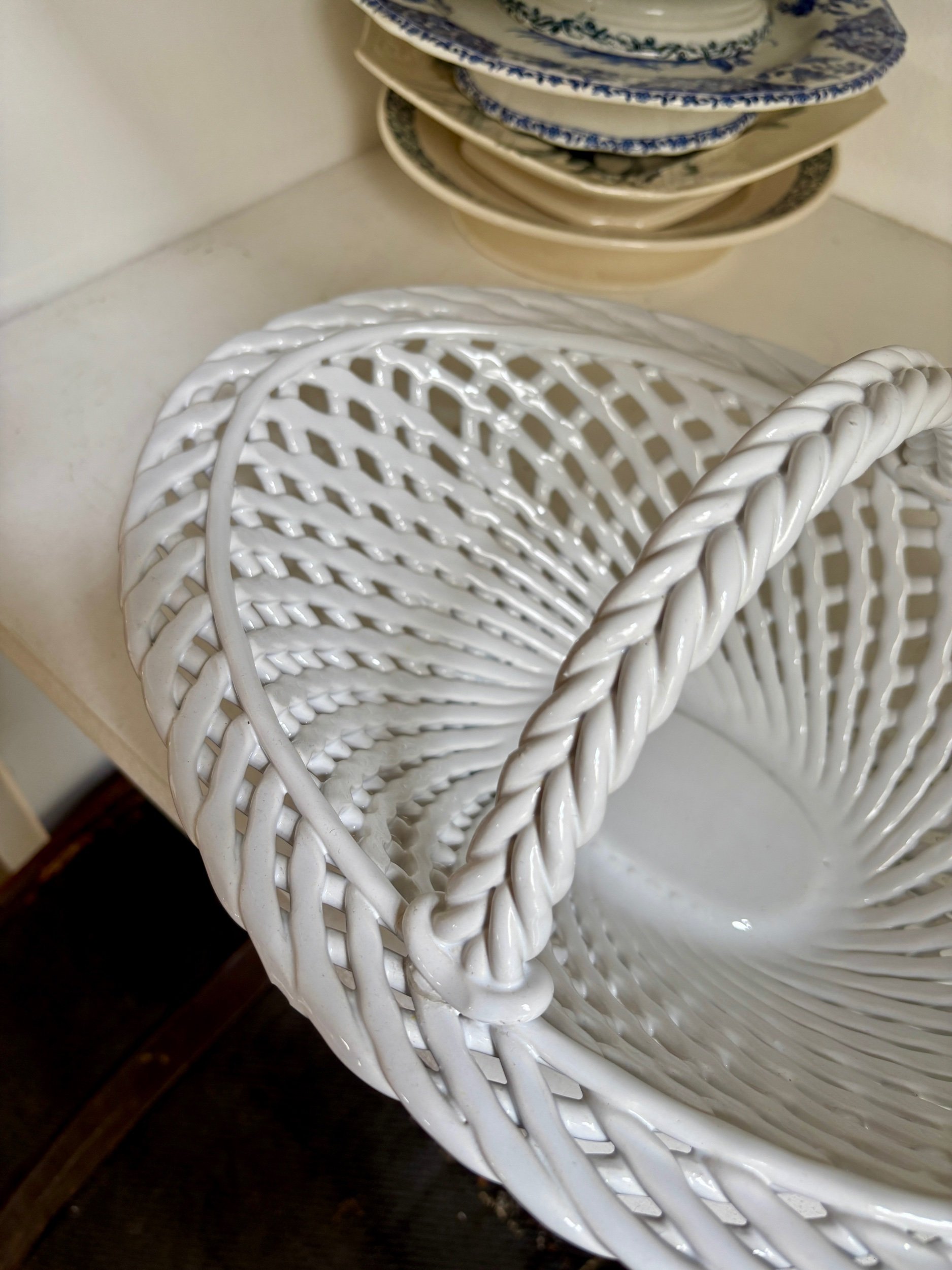 panier-coupe-ovale-faience-tressee-blanc-vaisselle-vintage-axs-design-paris-france
